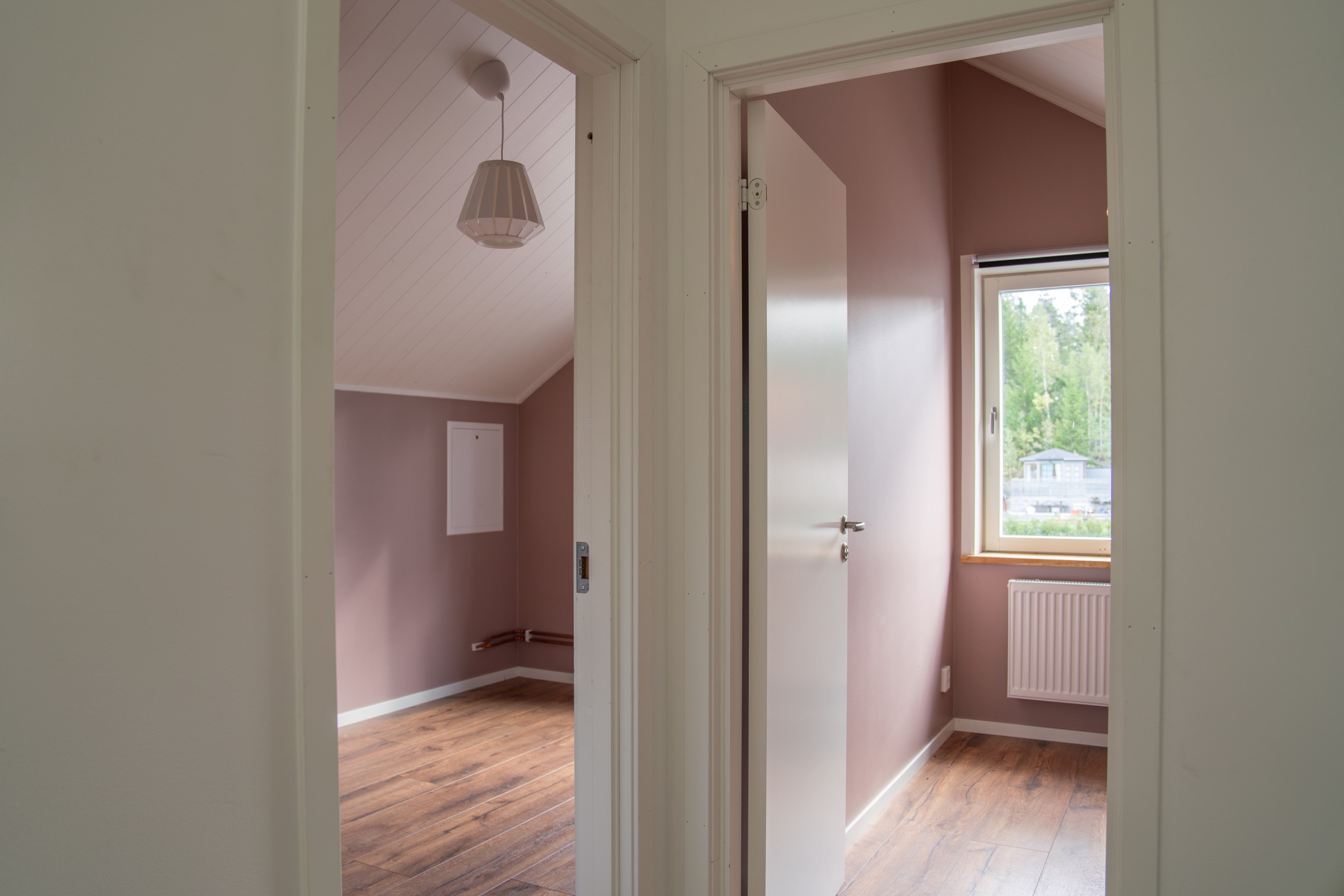 Två fina sovrum uppe