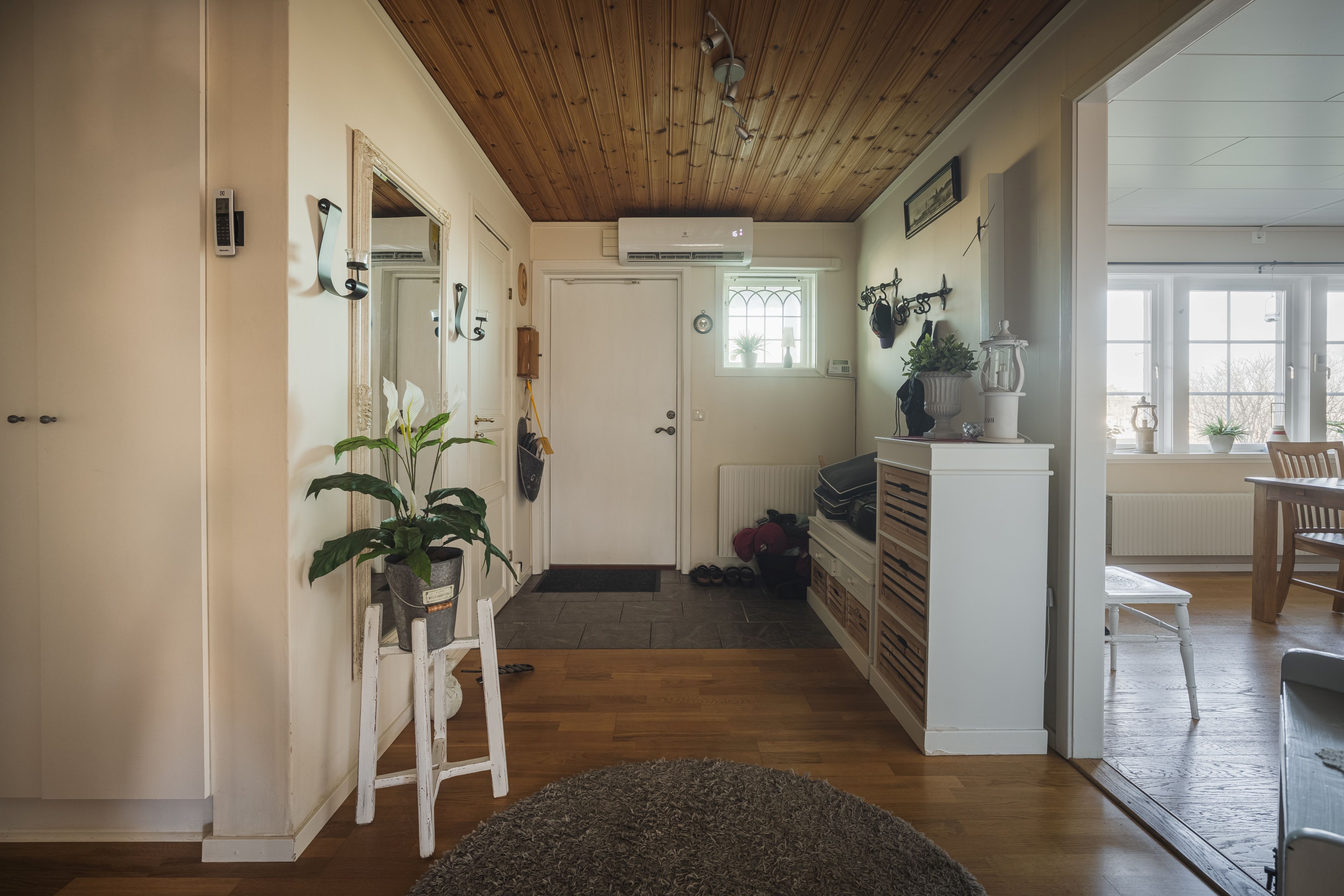 Entrén och del av kök