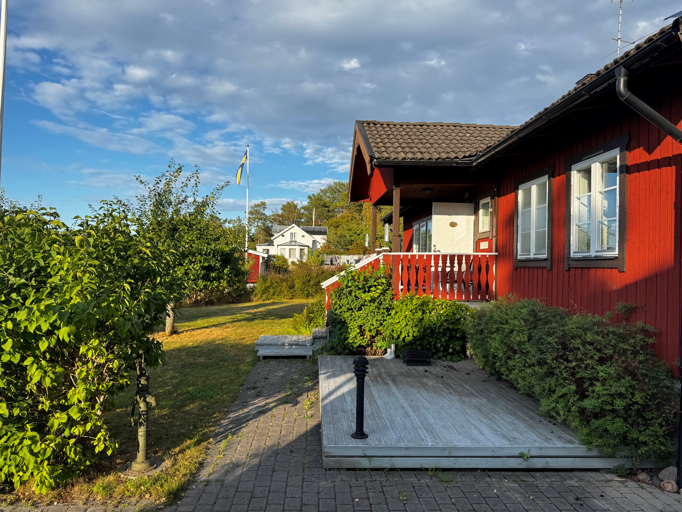 Kvällssolen ligger fint på entré sidan