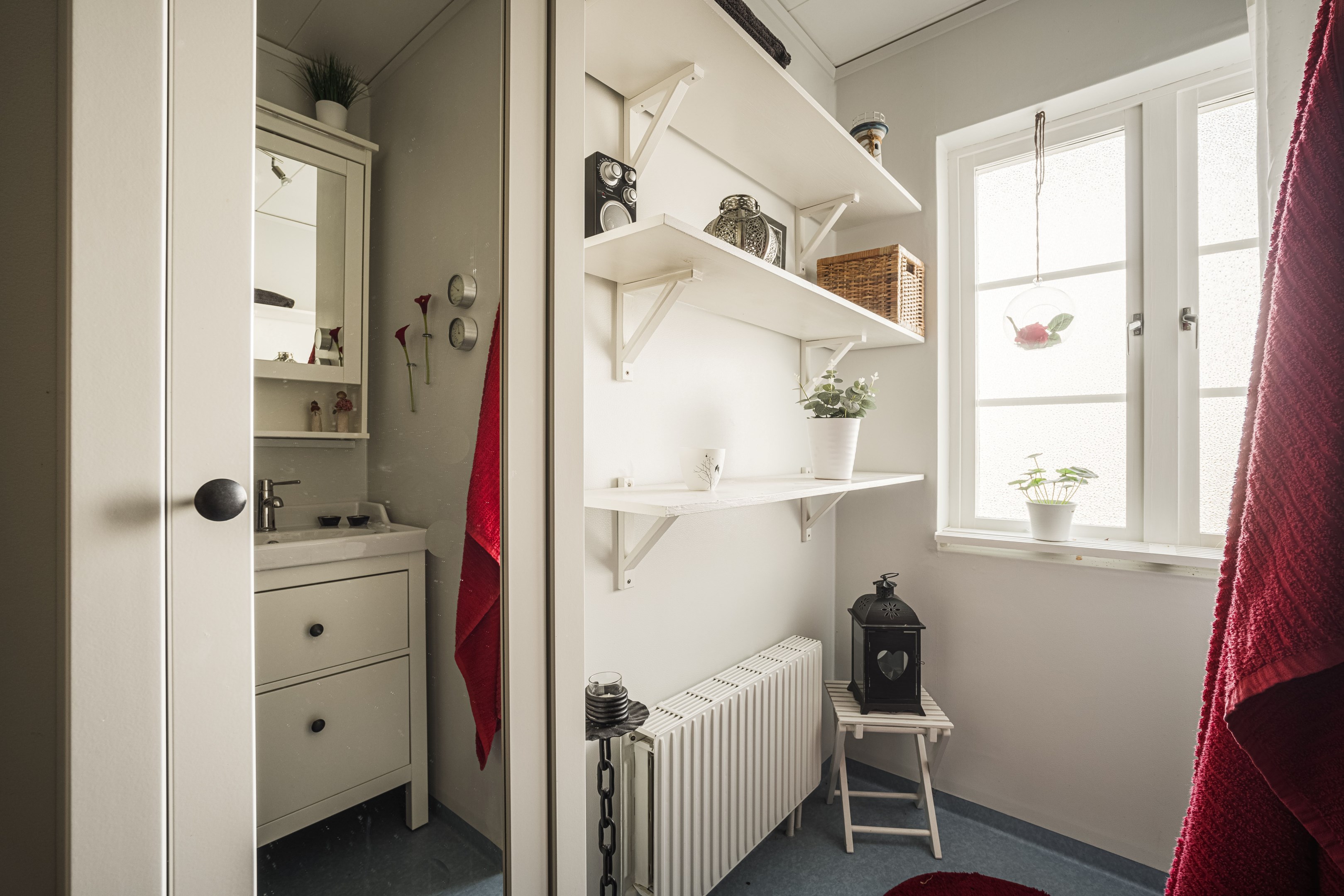 Här ryms extra förvaring för tex handdukar