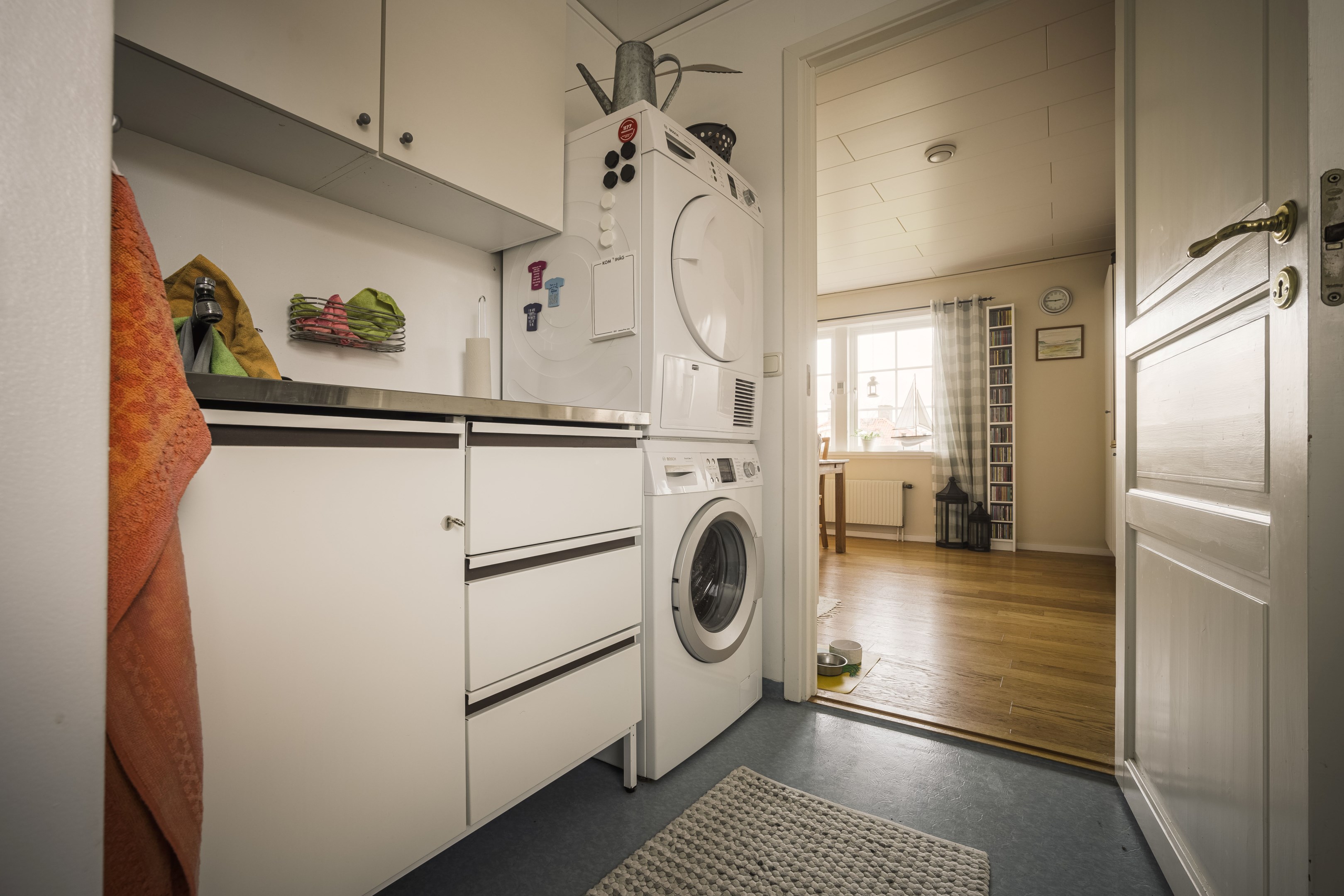 Innanför köket finns tvättstuga
