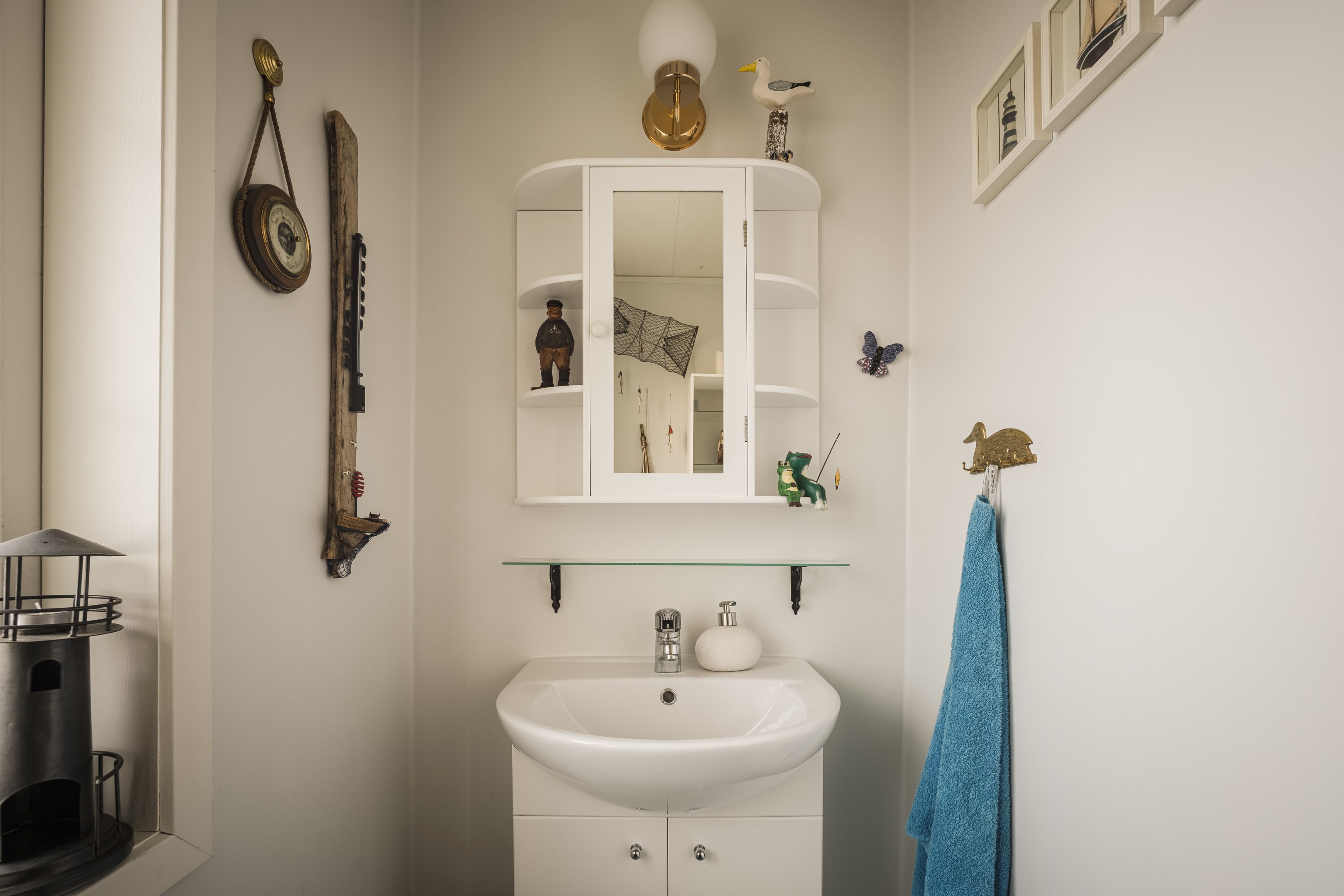 Extra toalett med handfat innanför tvättstugan