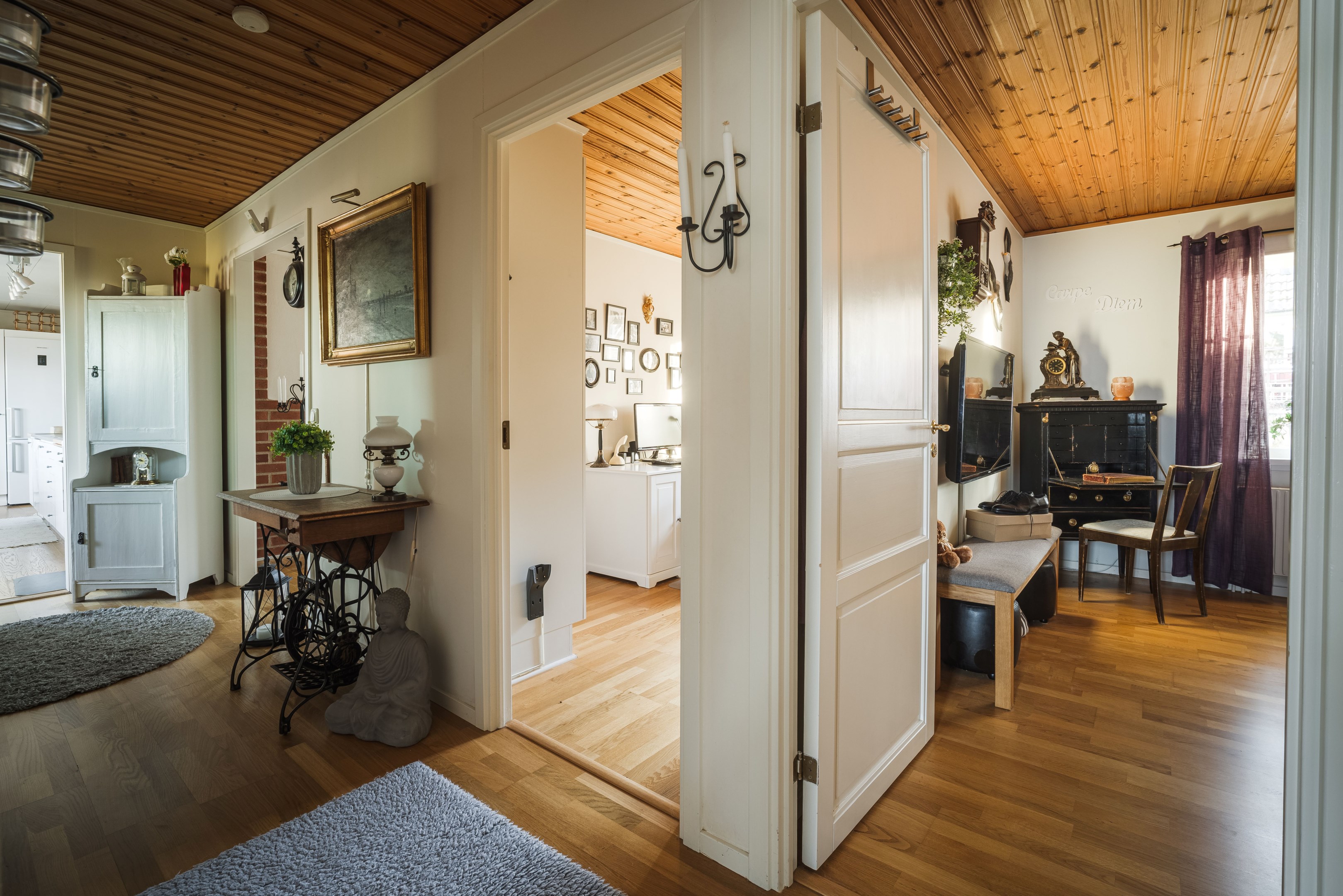 Här ser du den inre hallen och två av sovrummet