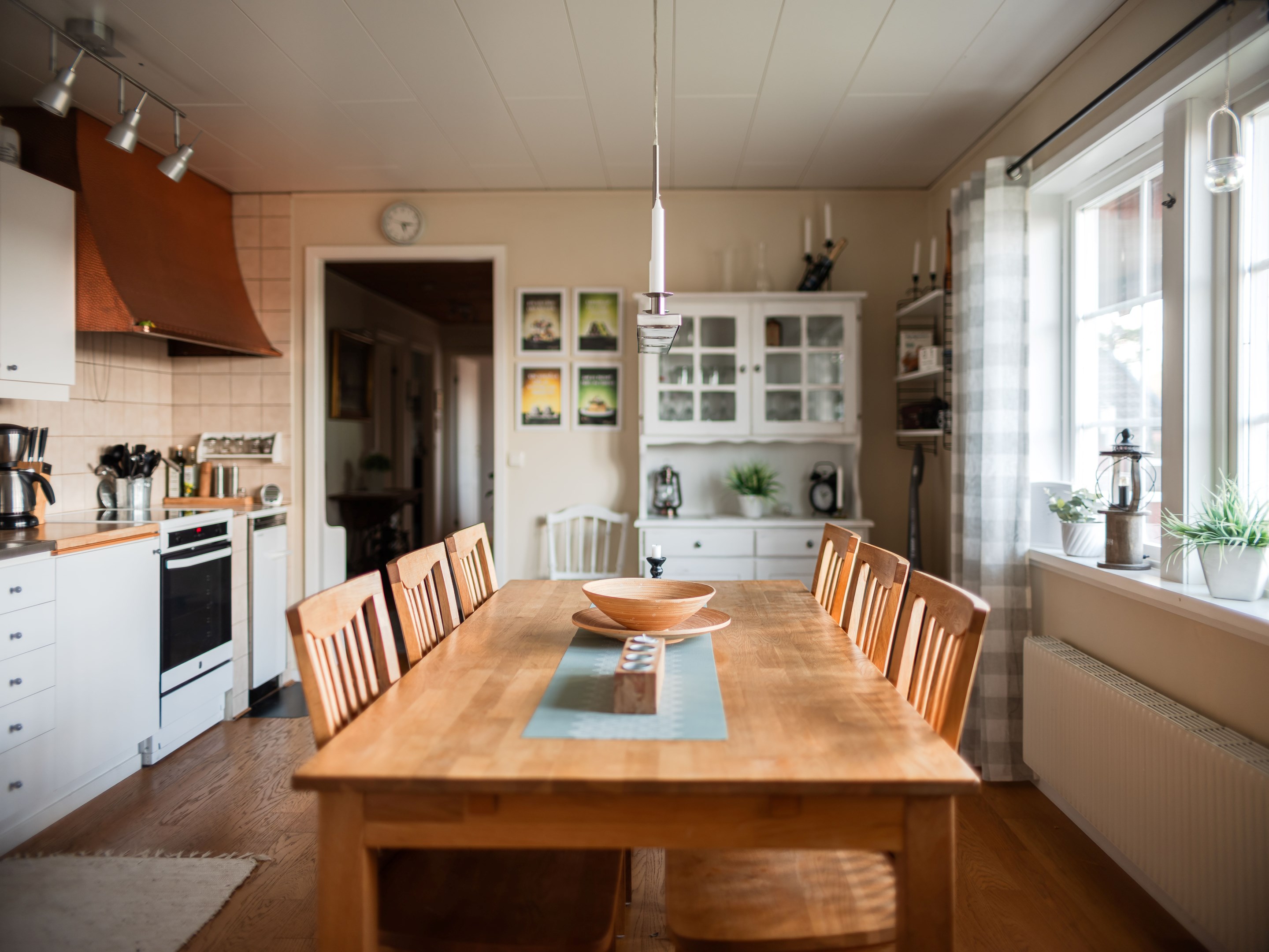 Hemtrevligt kök med cool fläktkåpa