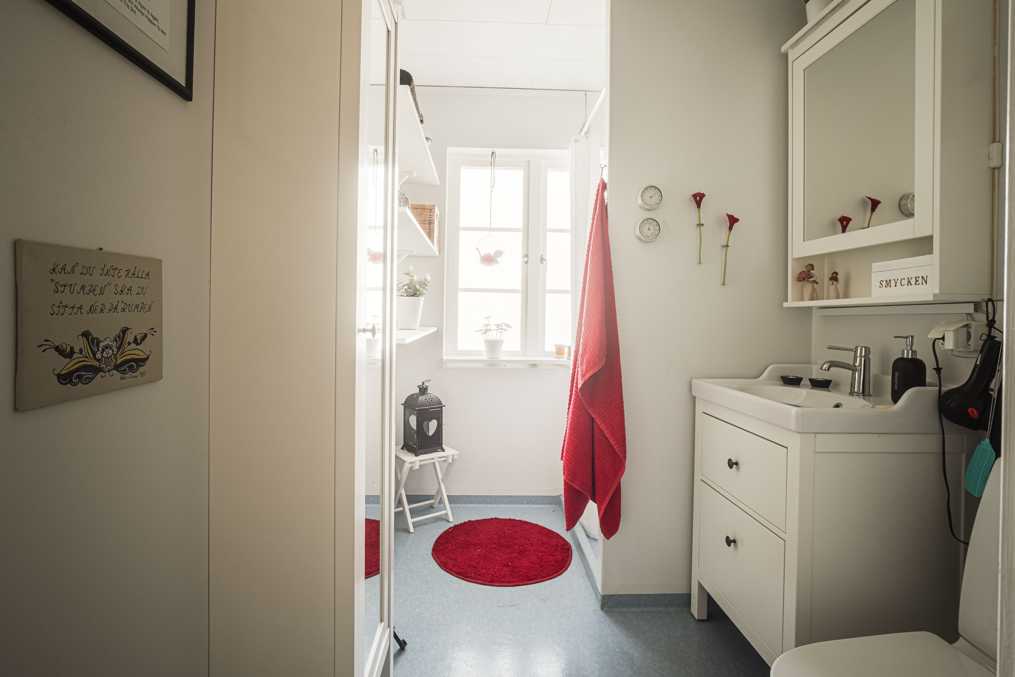 Stora badrummet med duschavdelning