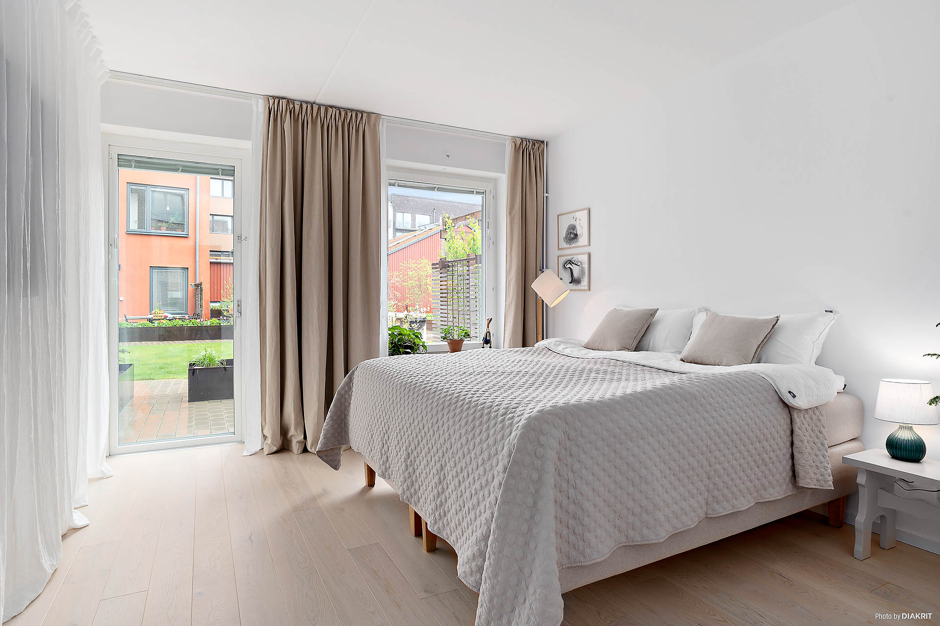 Rymligt sovrum och utgång till altan