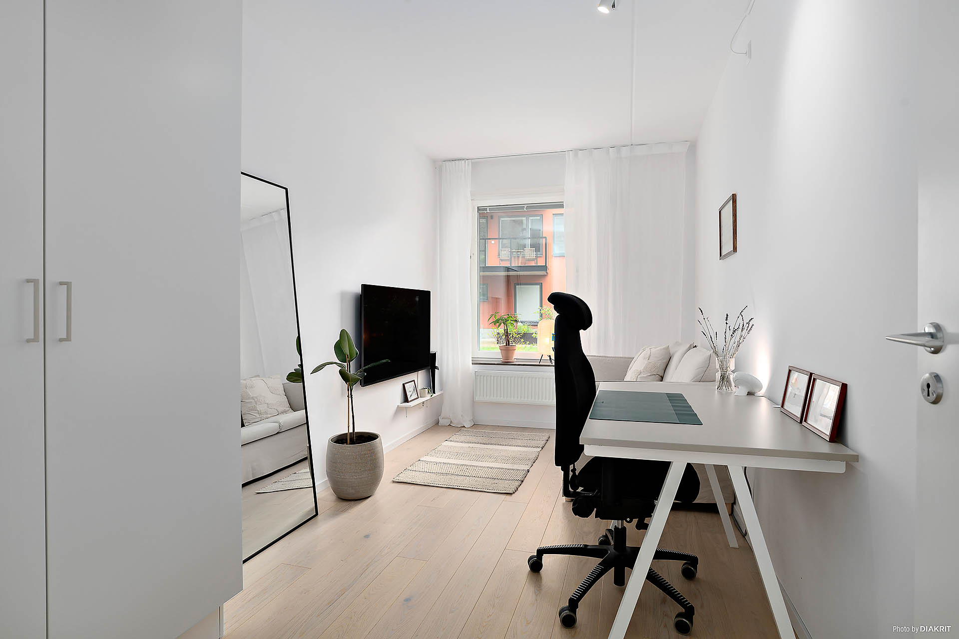 Sovrum med fönster mot innergård