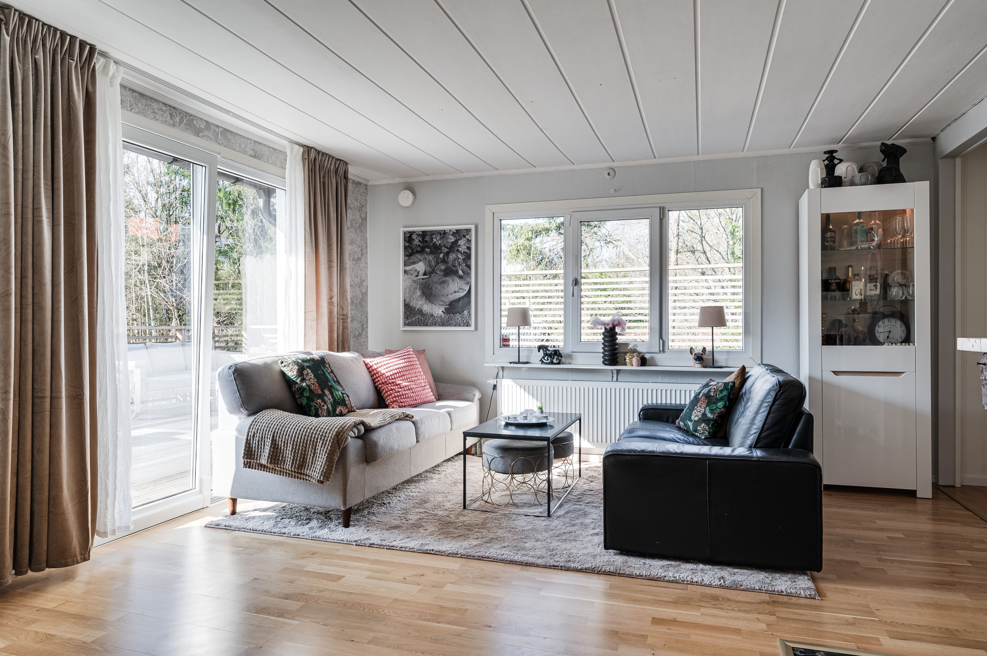 Vardagsrummet med skjutdörrar