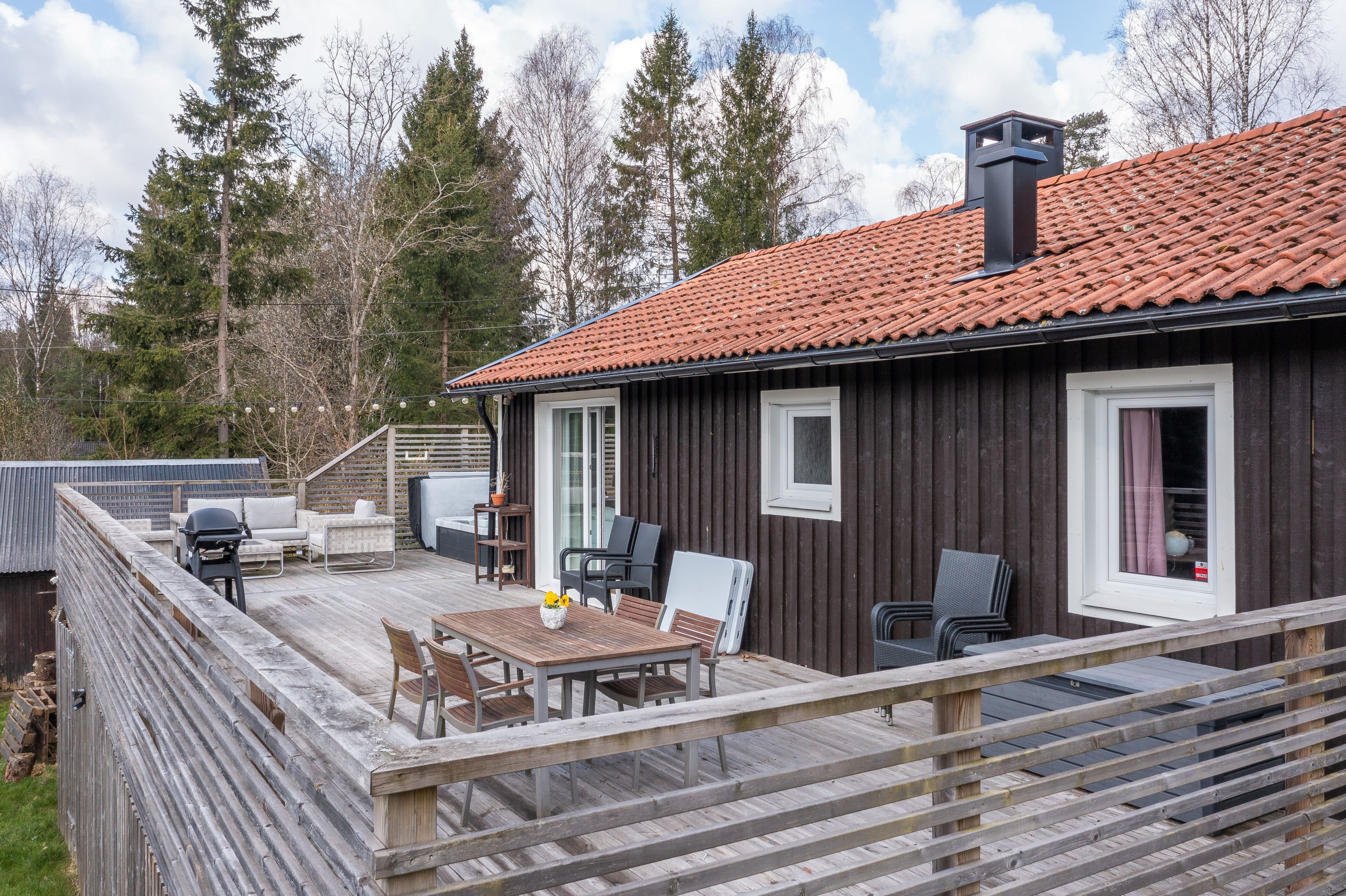 Stor altan runt halva huset