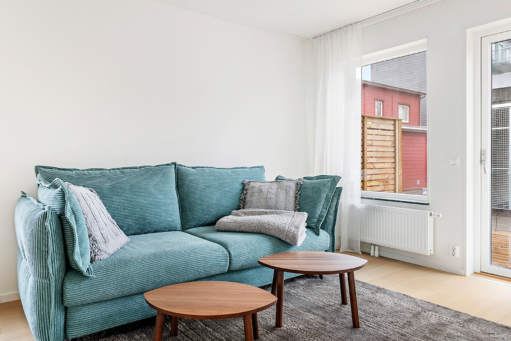 Vardagsrummet med utgång till soligt trädäck