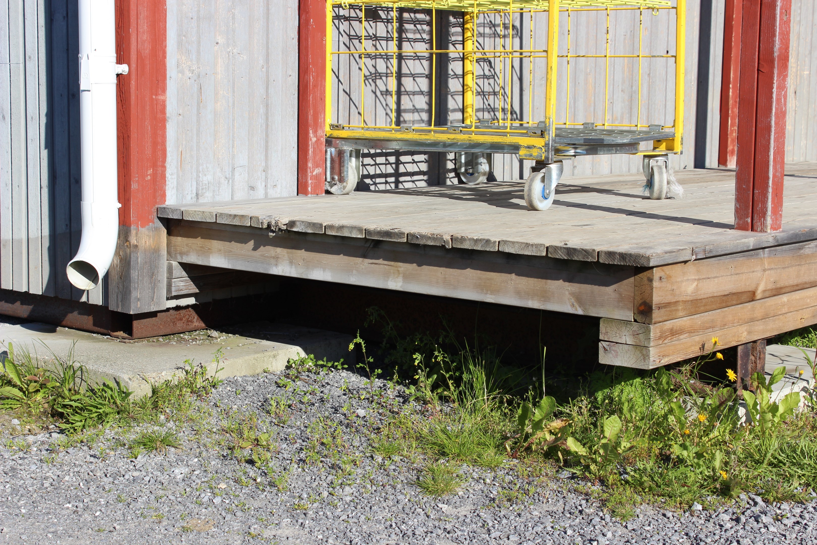 Järnbalkar under huset, förberett för transport