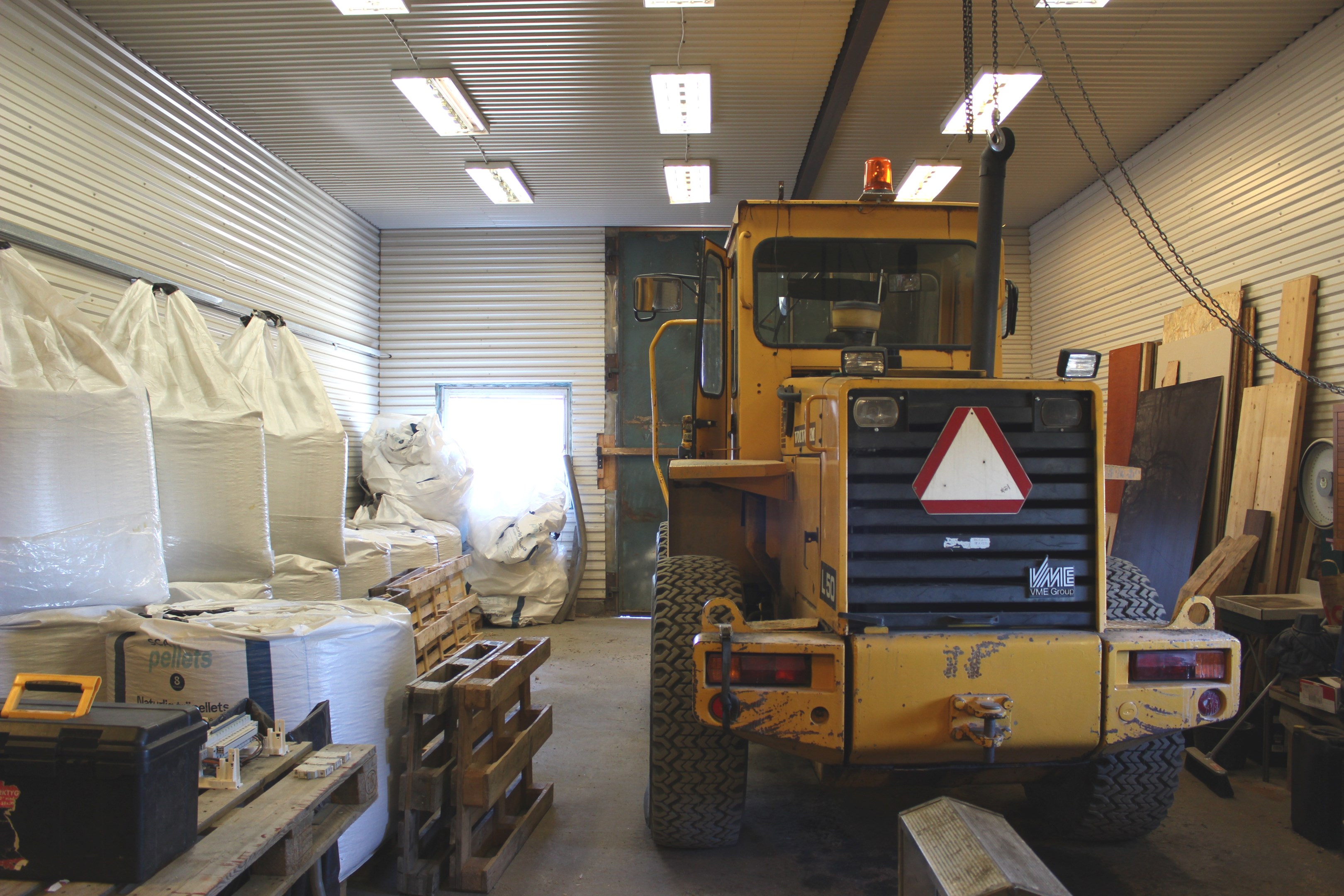 Interiör garage - högt i tak -travers
