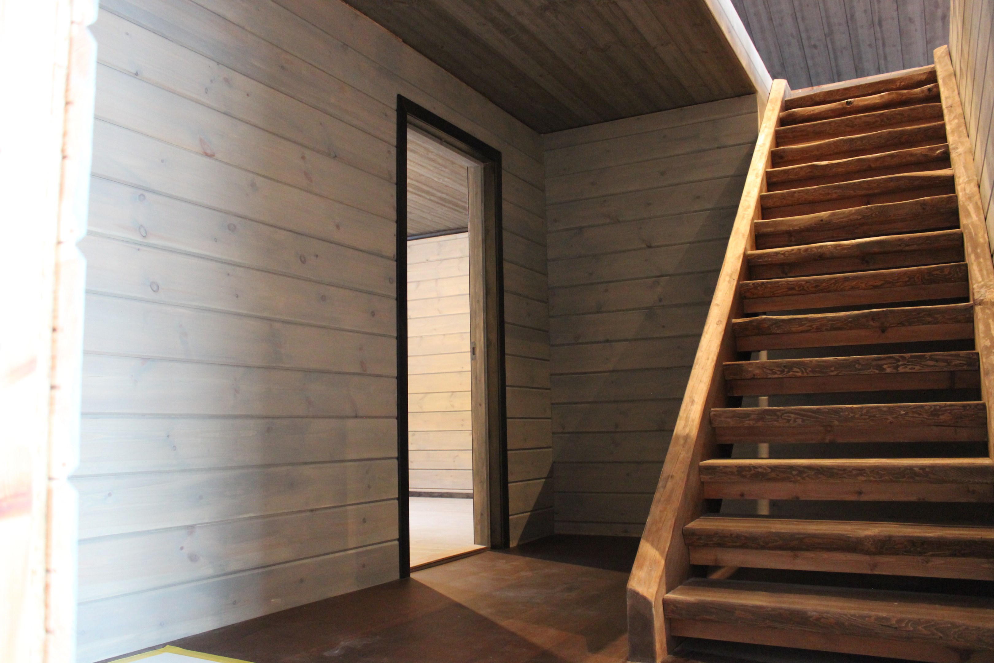 Handgjord våningstrappa