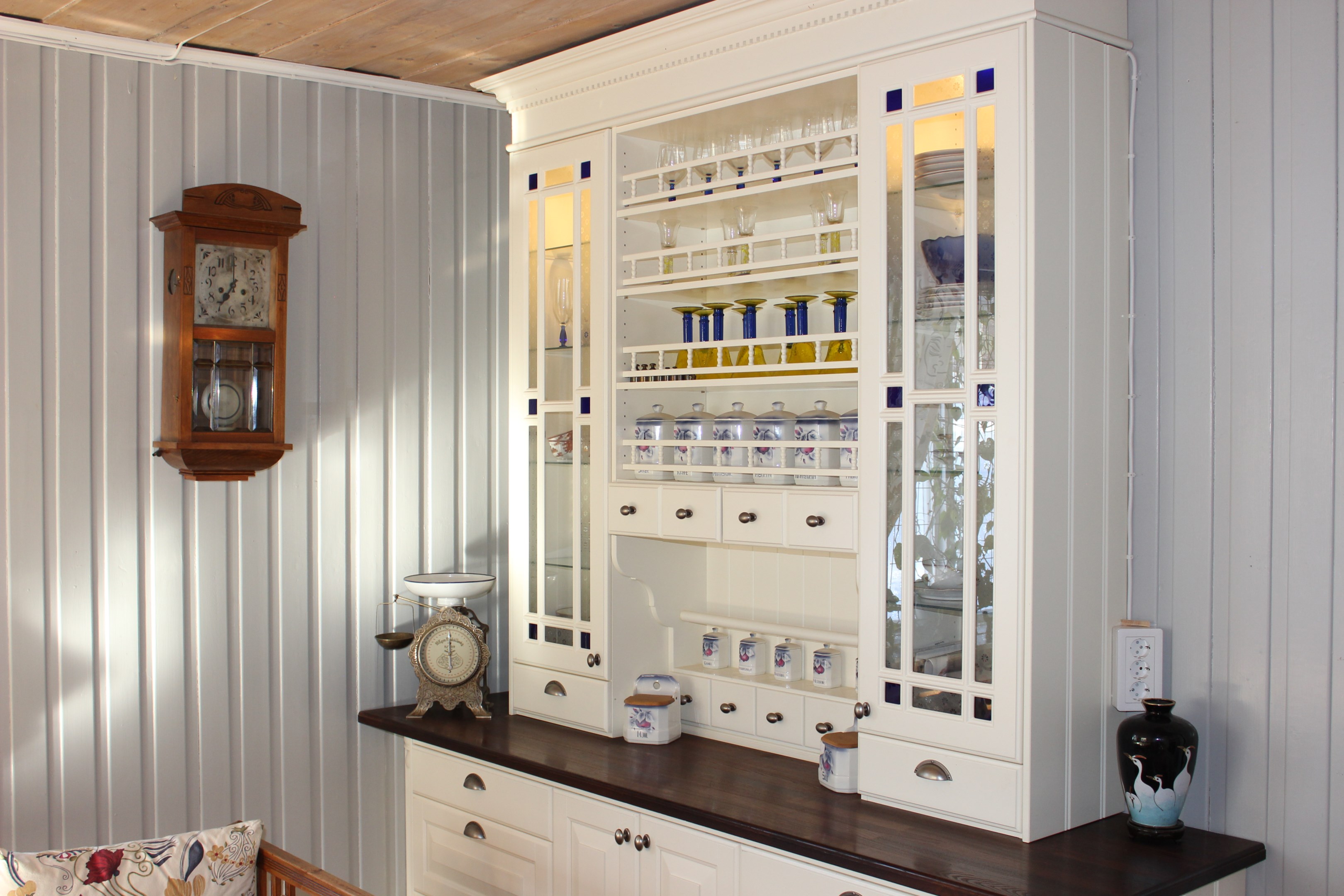 Köksskåp med vitrinlucka