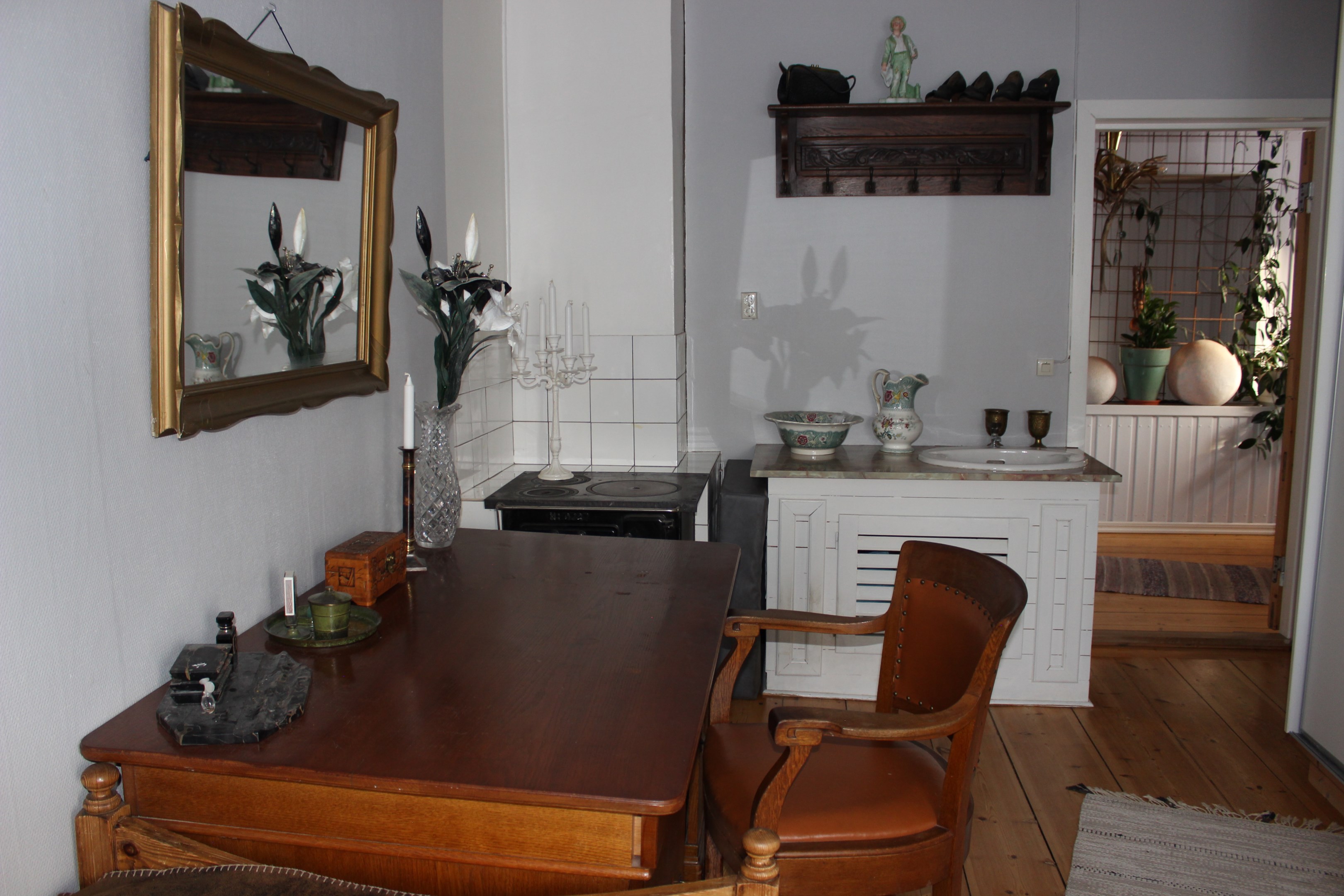 Sovrum 3 med vedspis och kommod