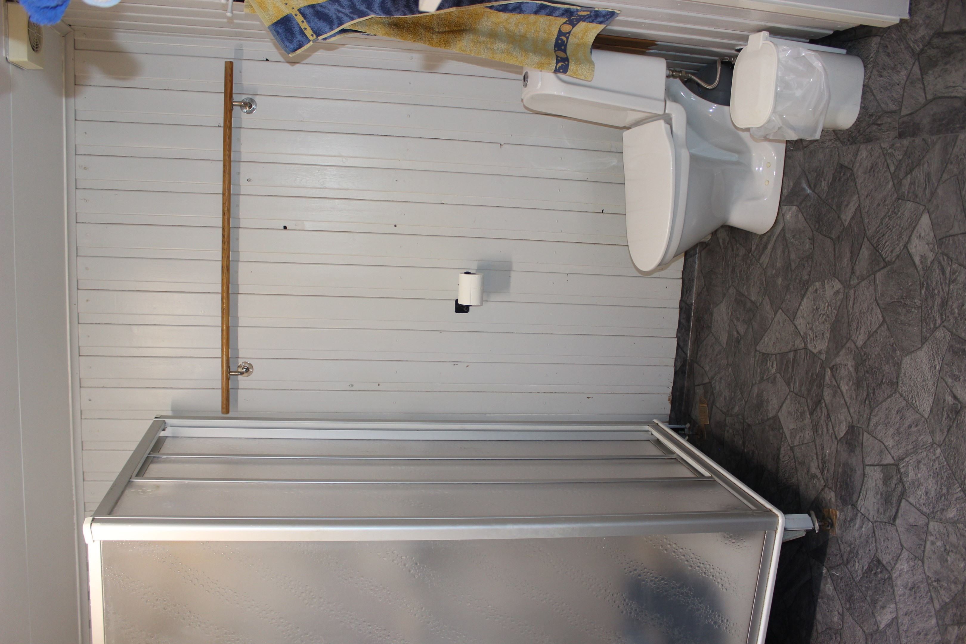 Badrum med duschkabin