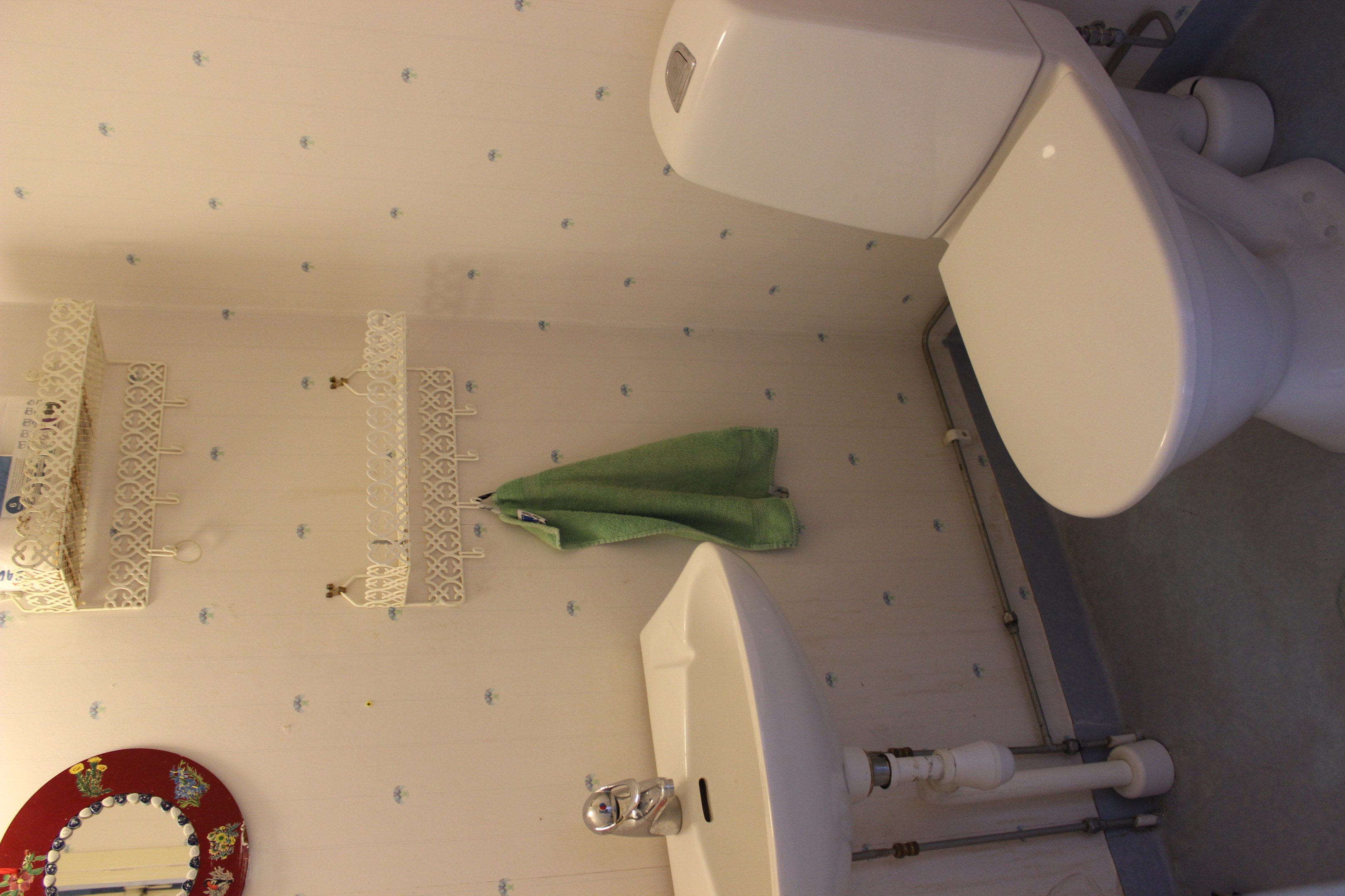 Toa i anslutning till entré