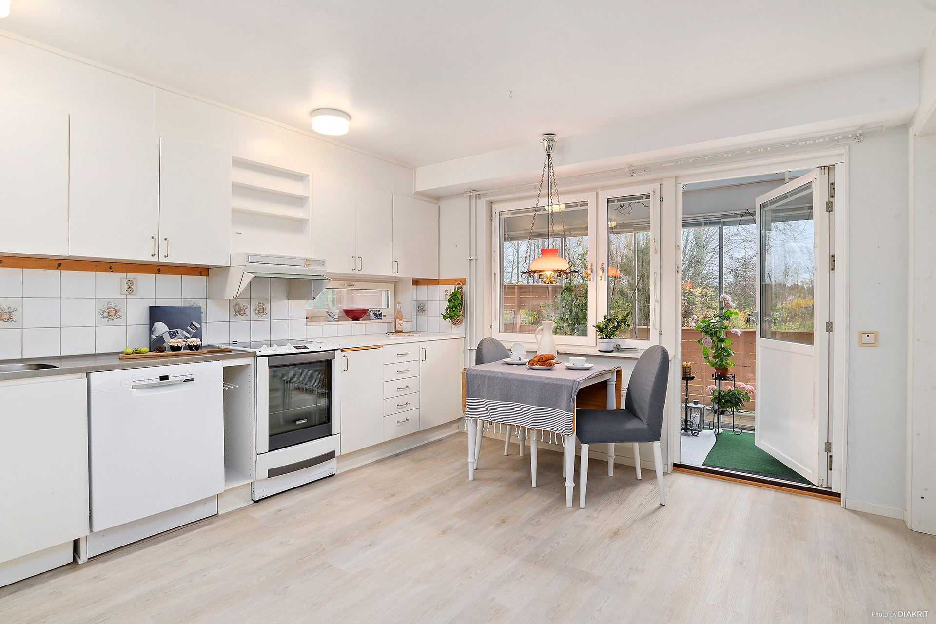 Kök med dörr ut till uteplats