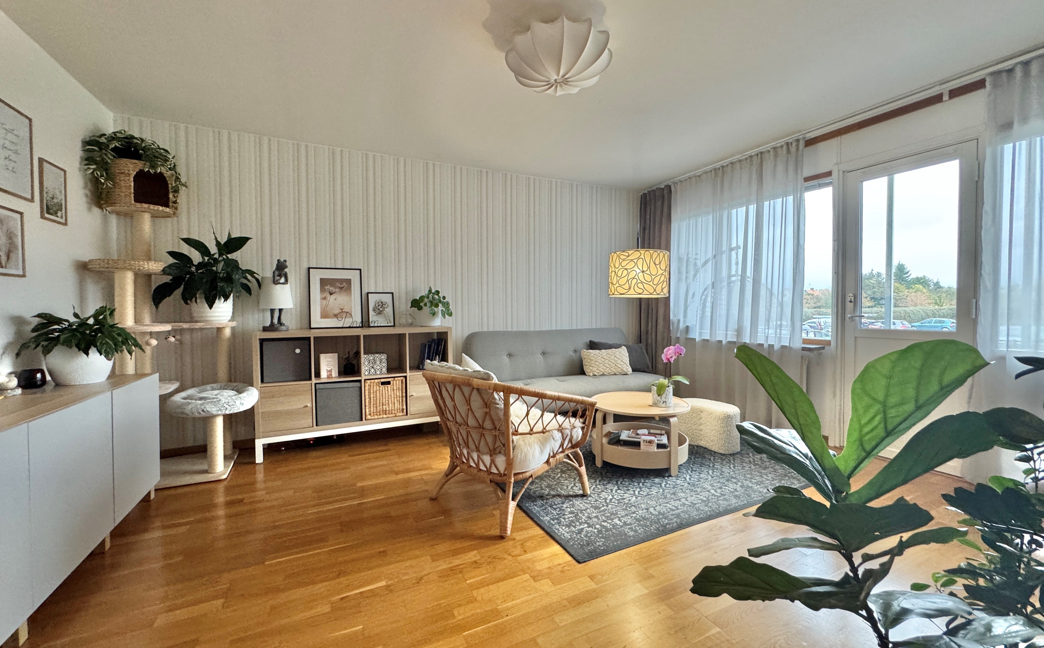 med utgång till inglasad balkong