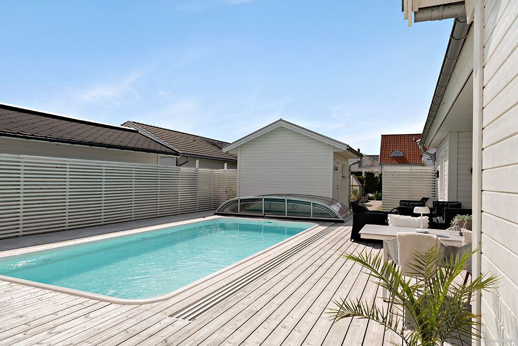 Pool med kvalitativt pooltak