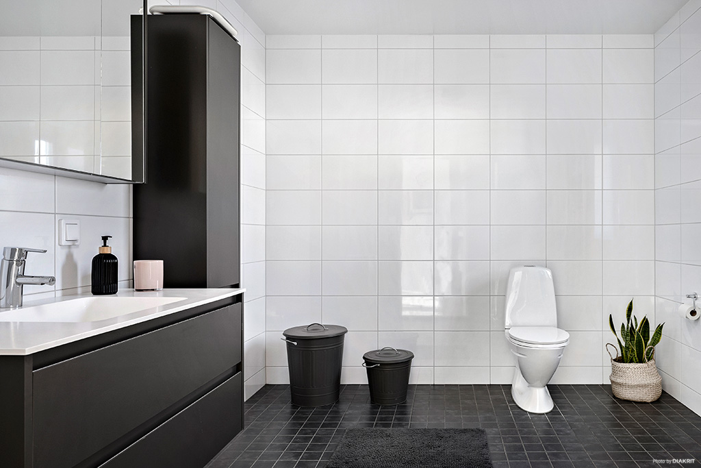 Stort helkaklat badrum