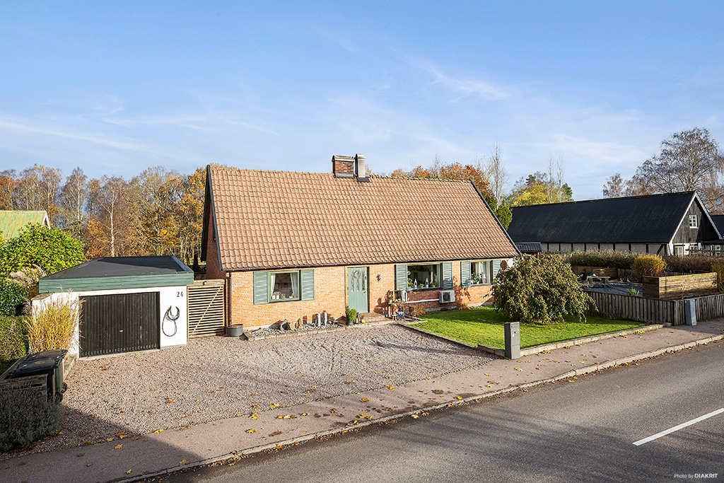 Rymlig uppfart invid garage