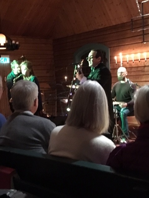 I Sälen möter du rofylld, lycklig musik som värmer hjärtat och stillar tanken