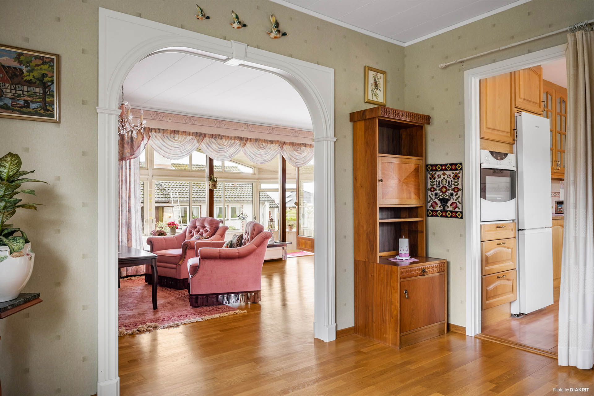 Allrum mot kök och vardagsrum