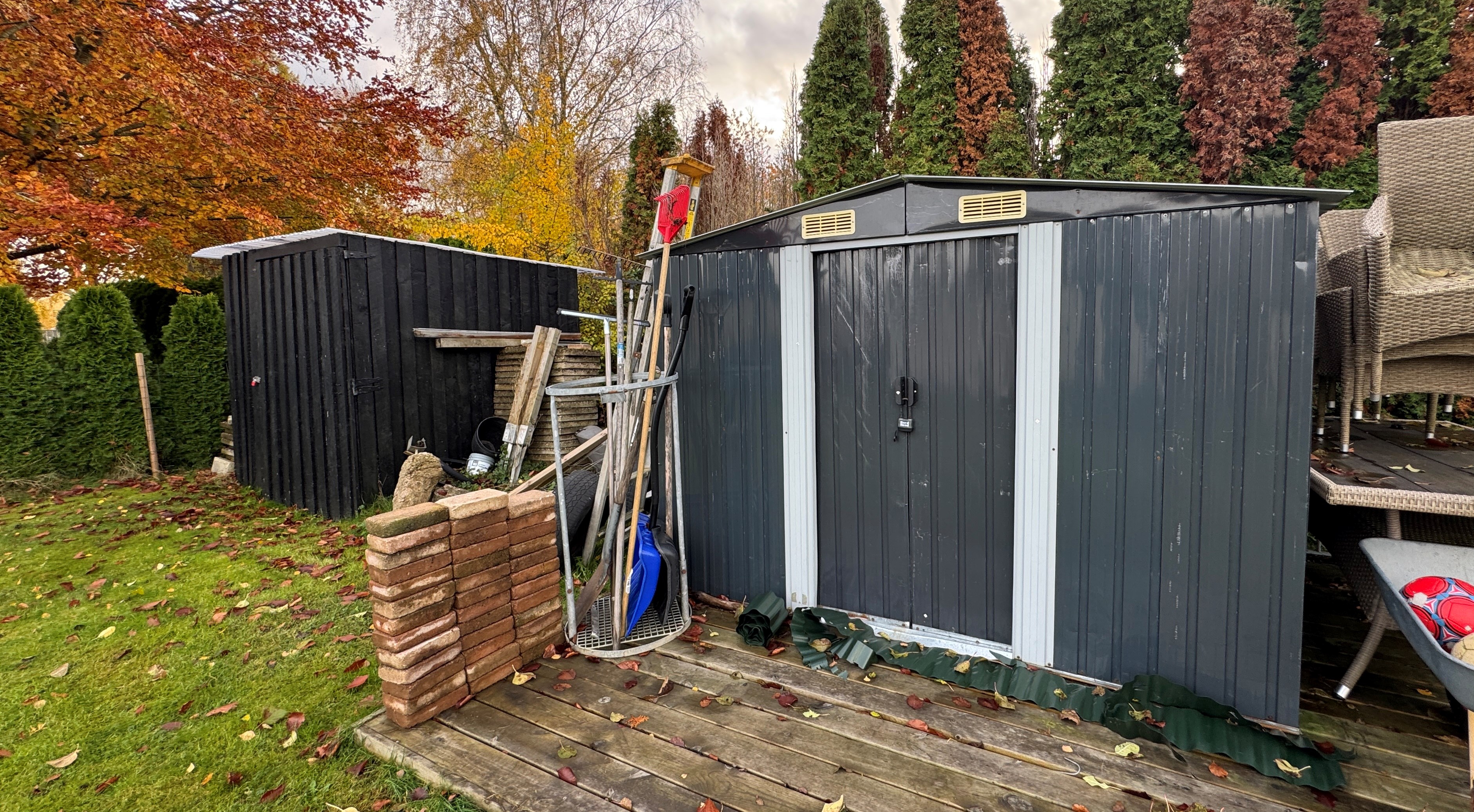 Förråd i utkanten av tomt