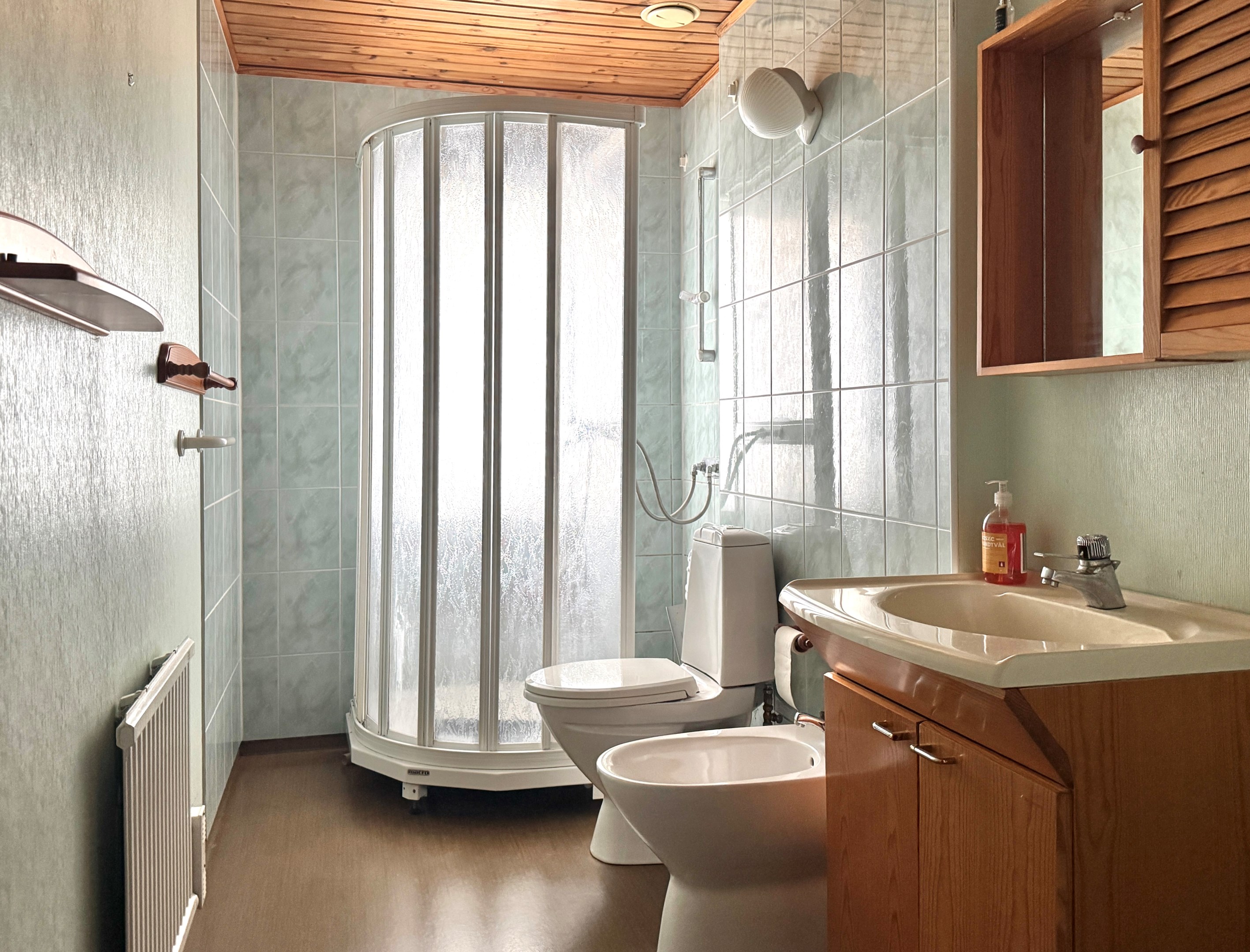 Badrum med duschkabin