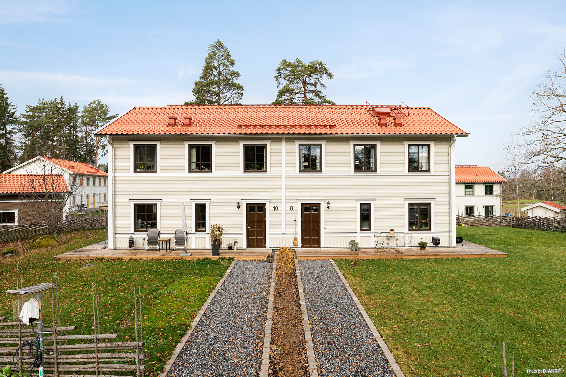 Ingång (dörren till höger)