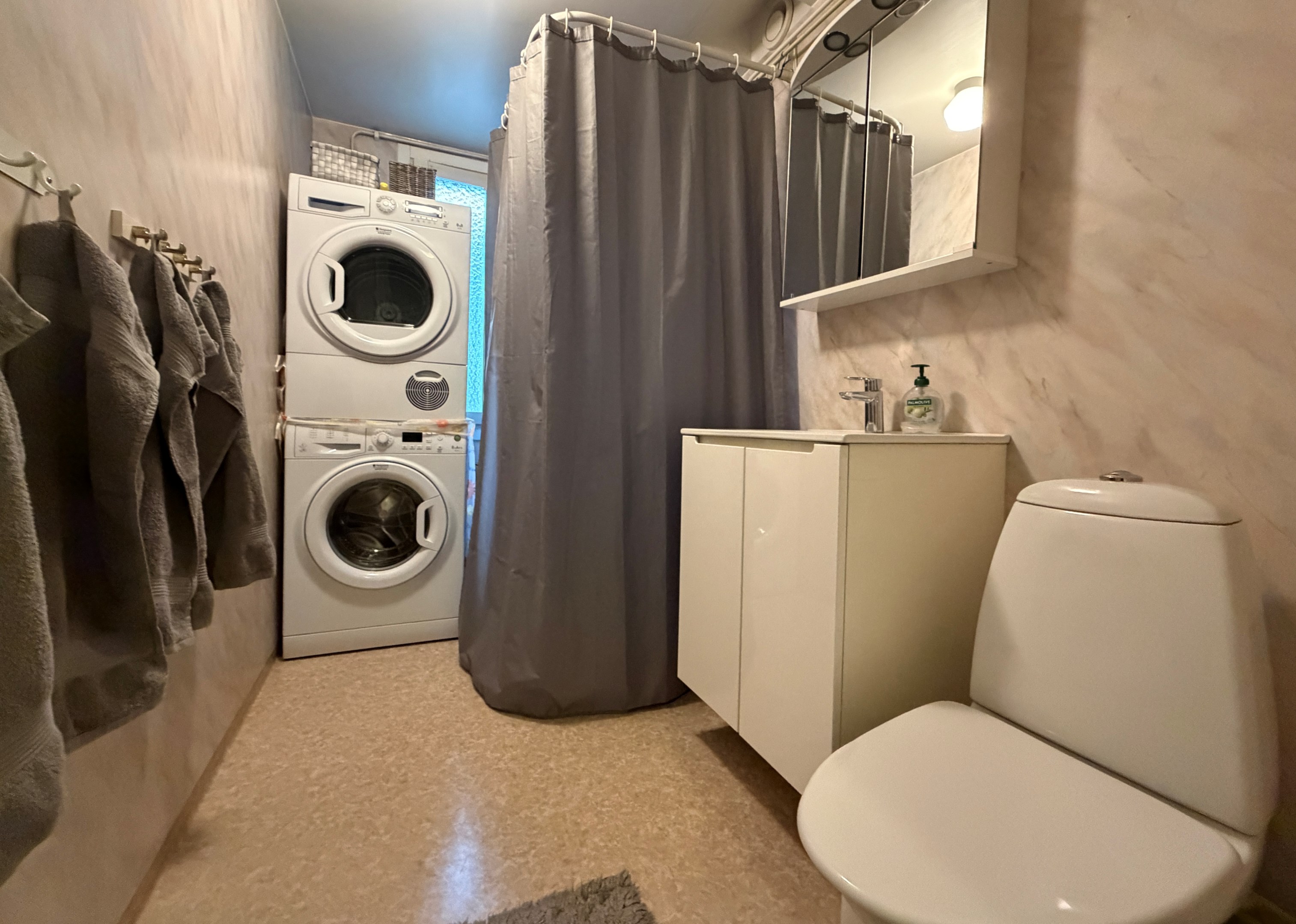 Badrum med dusch + egen tvättpelare
