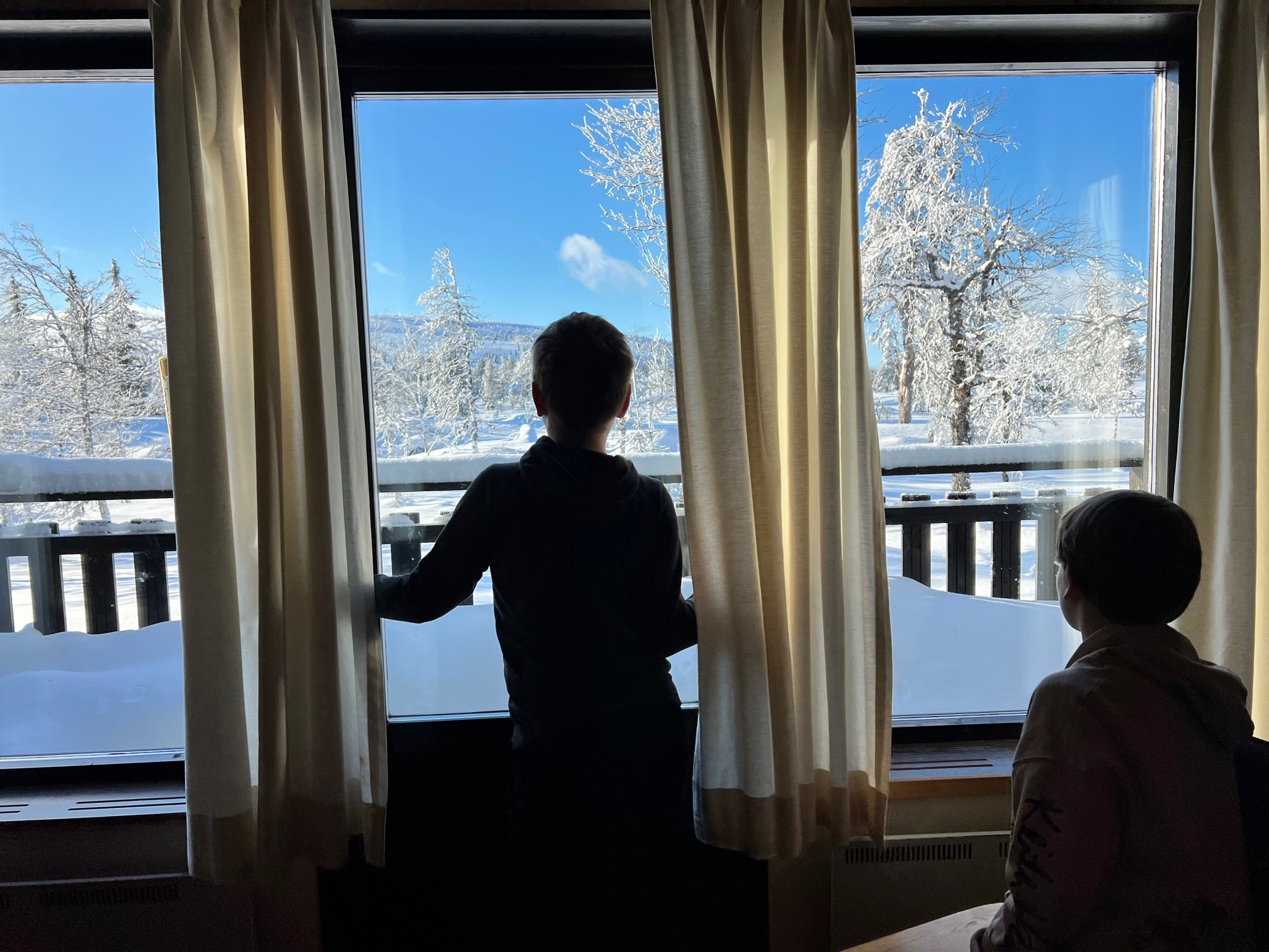 Dagar med sol och snö, kvällar med brasa och skratt – fjällstugan i Storfjällsbyn har allt.