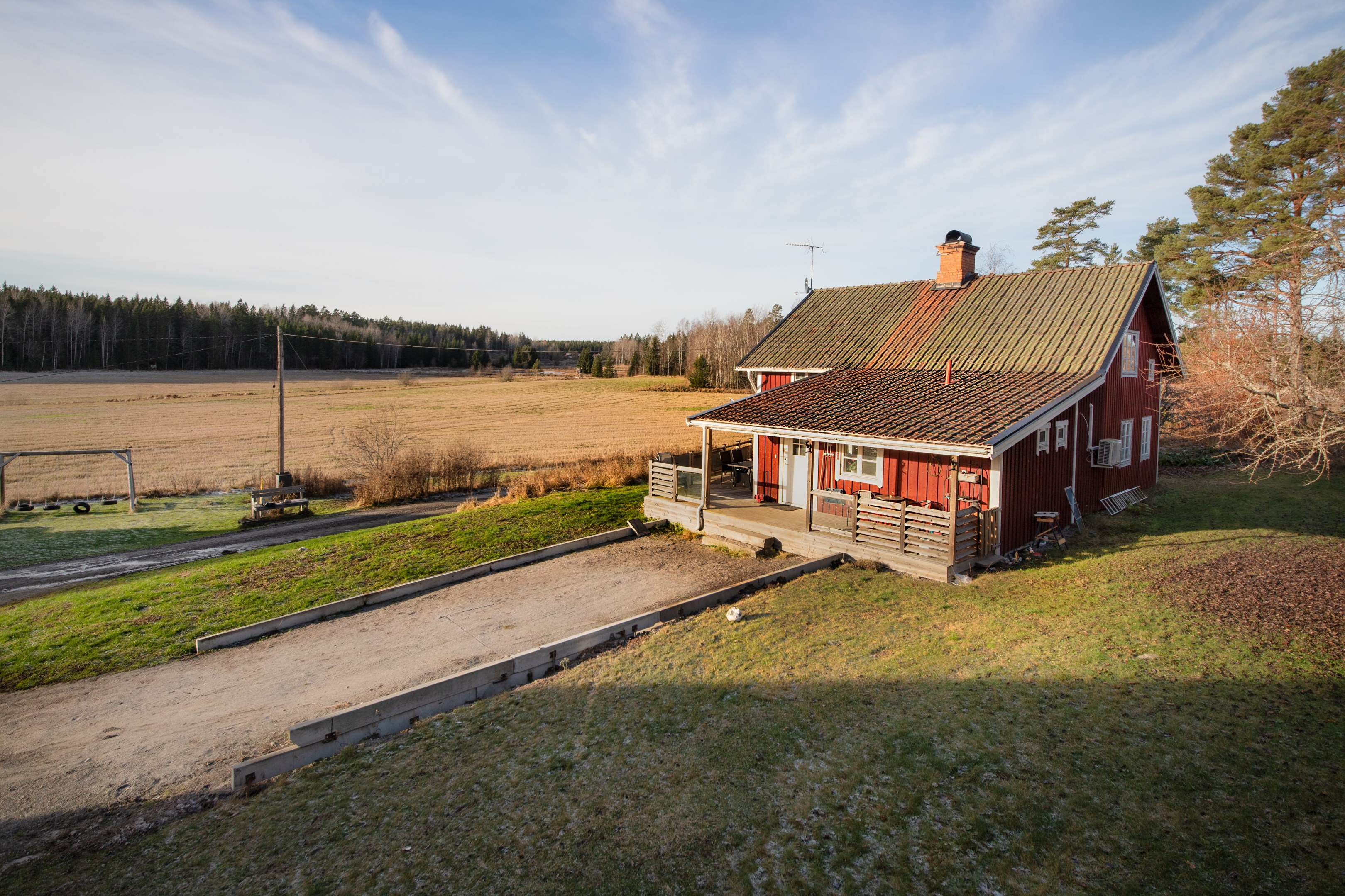 Bostadshuset med utsikt mot åkrar