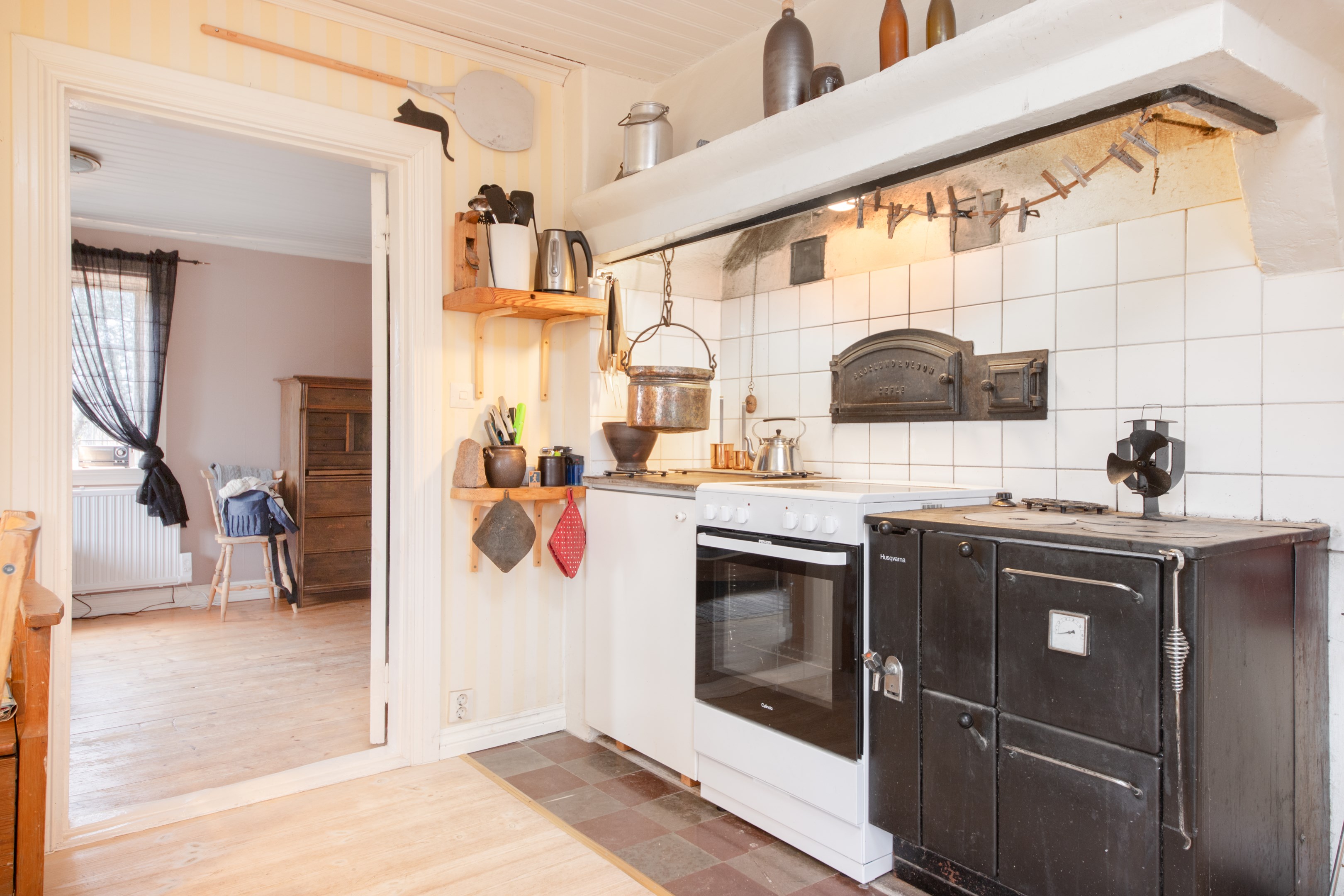 Här finns fungerande vedspis och bakugn