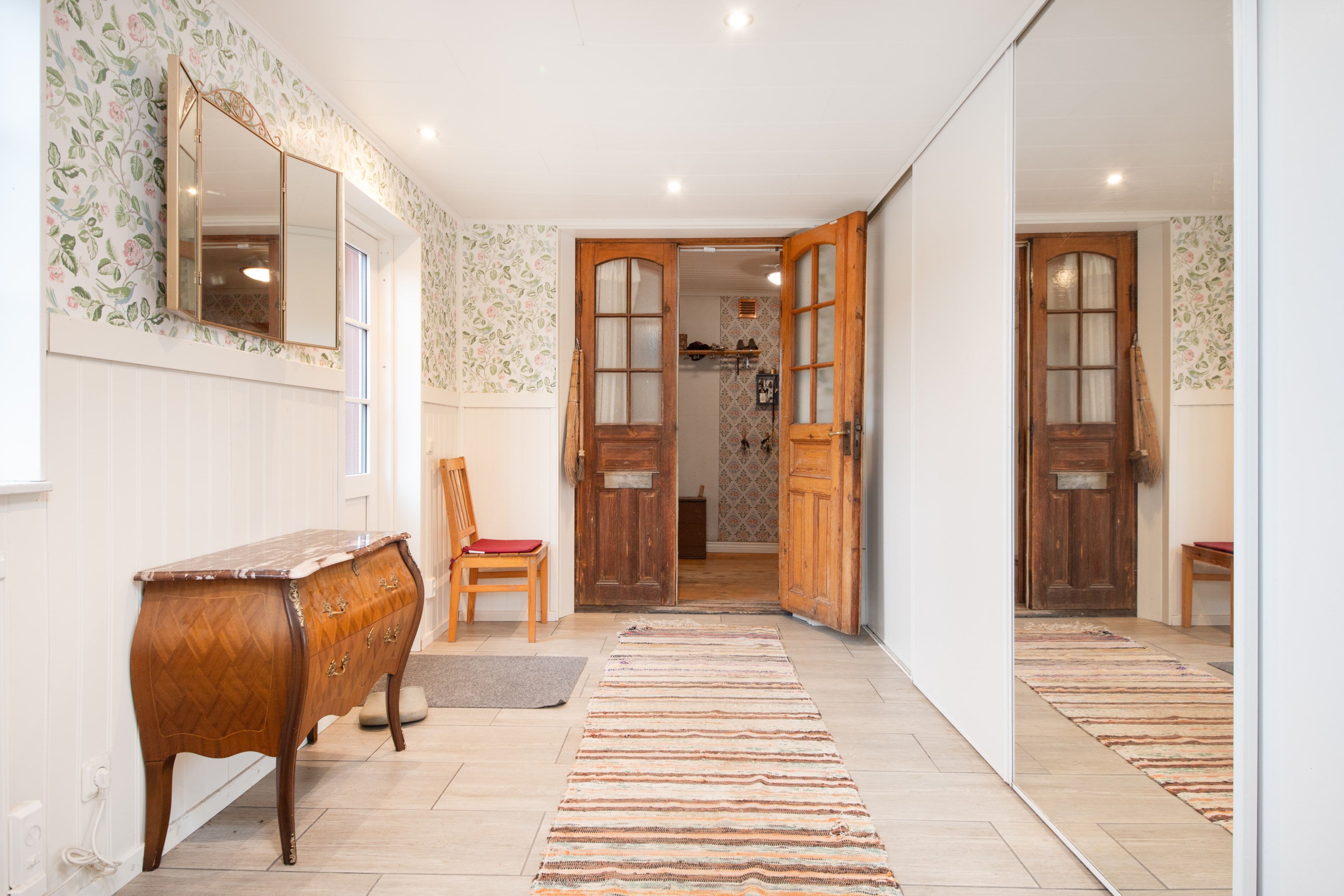 Rymlig hall i den utbyggda delen av huset