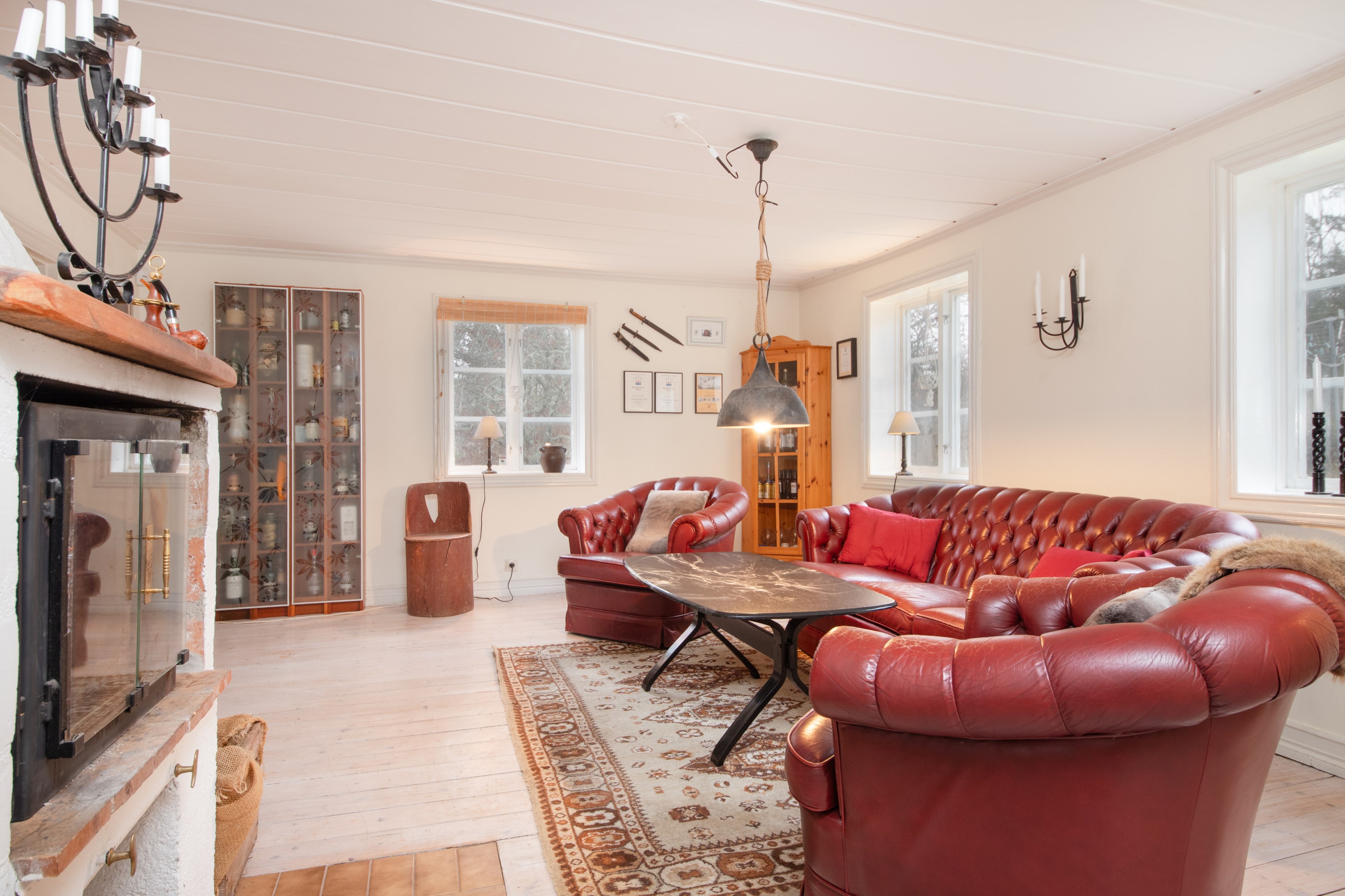 Vardagsrum med eldstad