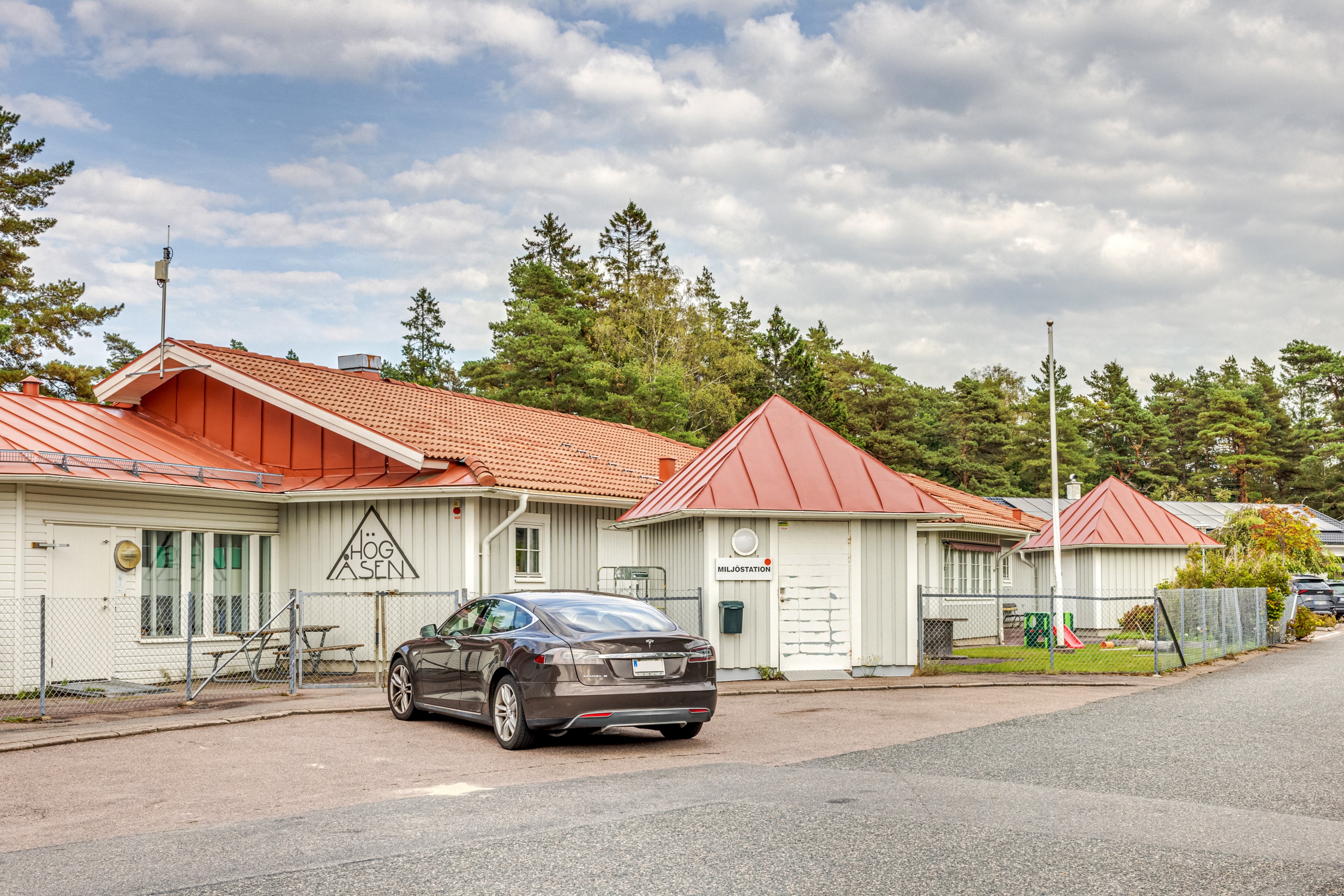 Högåsvägen förskola ligger intill området