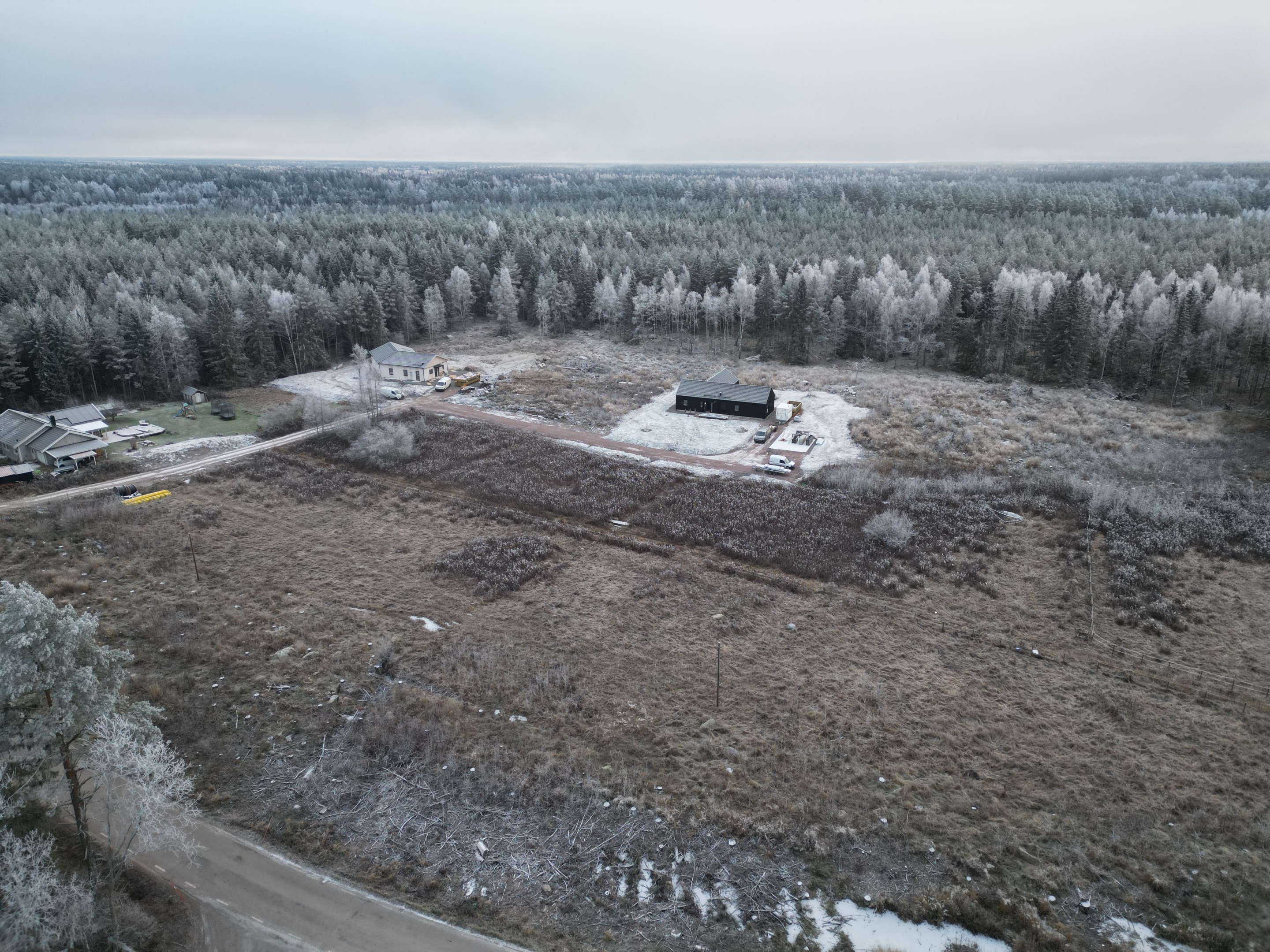 Tre tomter är redan sålda. Två hus byggs nu.