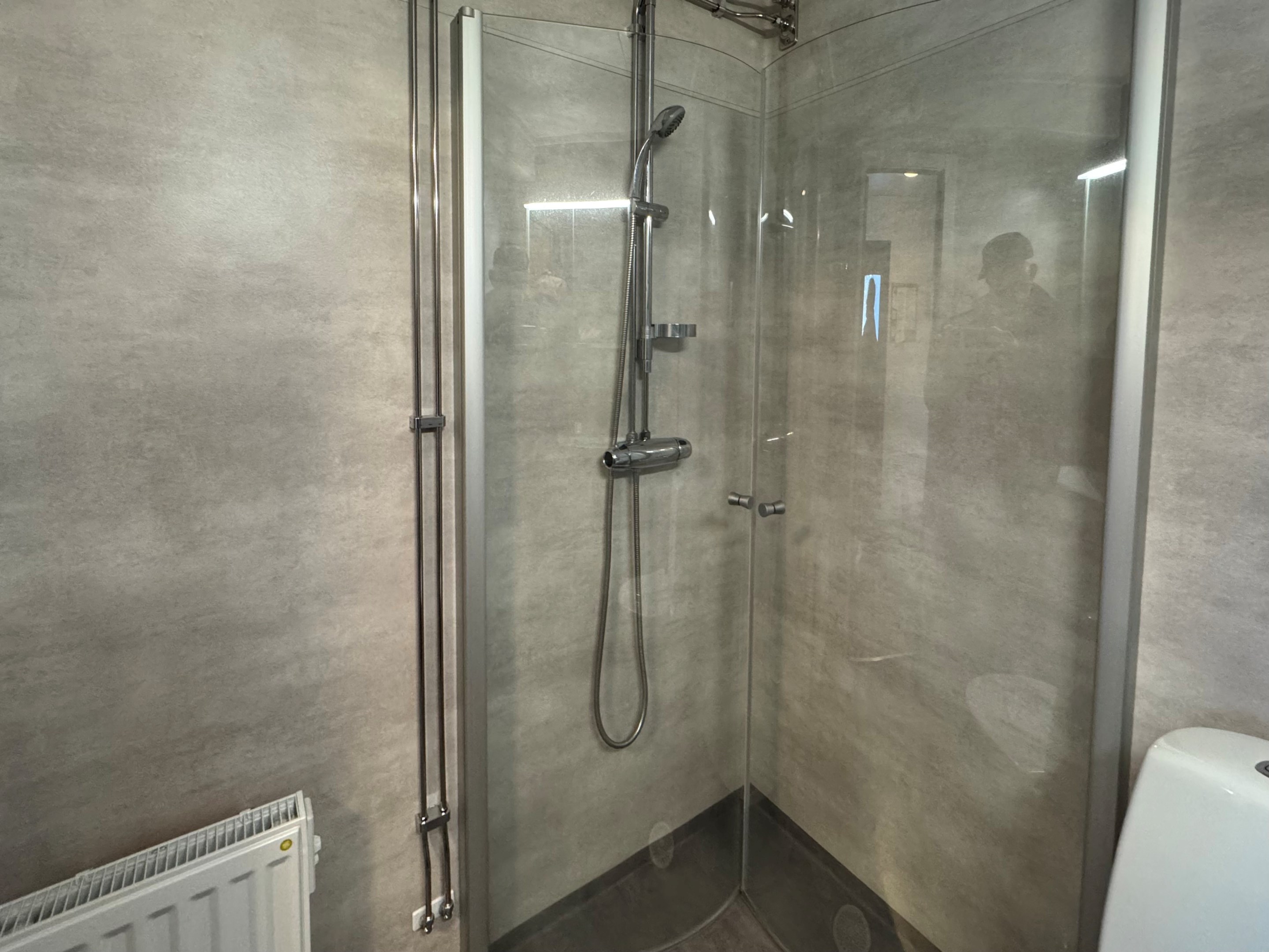 Kommande renovering av badrum med dusch, torkskåp.