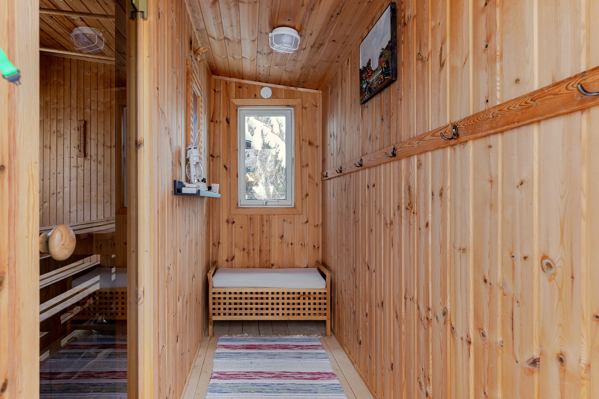 Omklädningsrummet i bastu/förrådsbyggnaden
