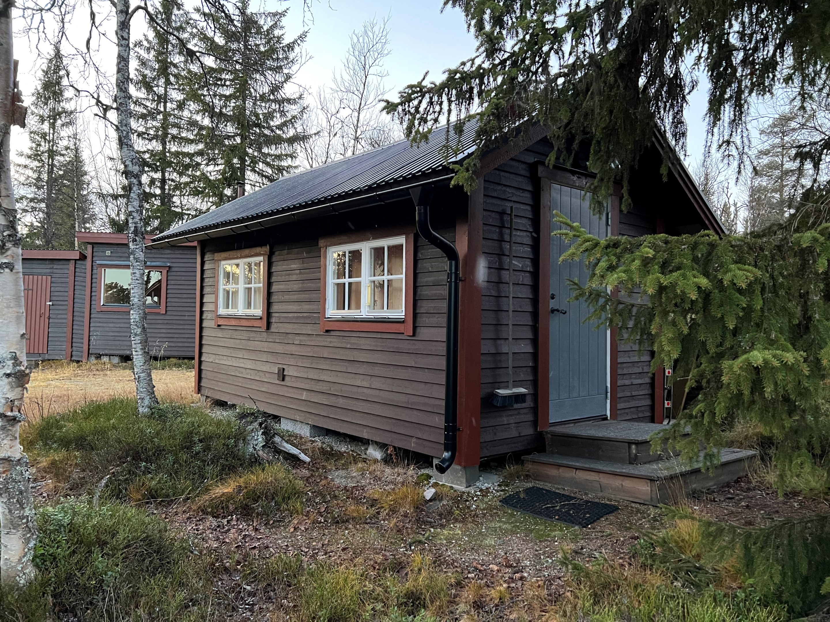 Dörr till gästrum närmast i bild