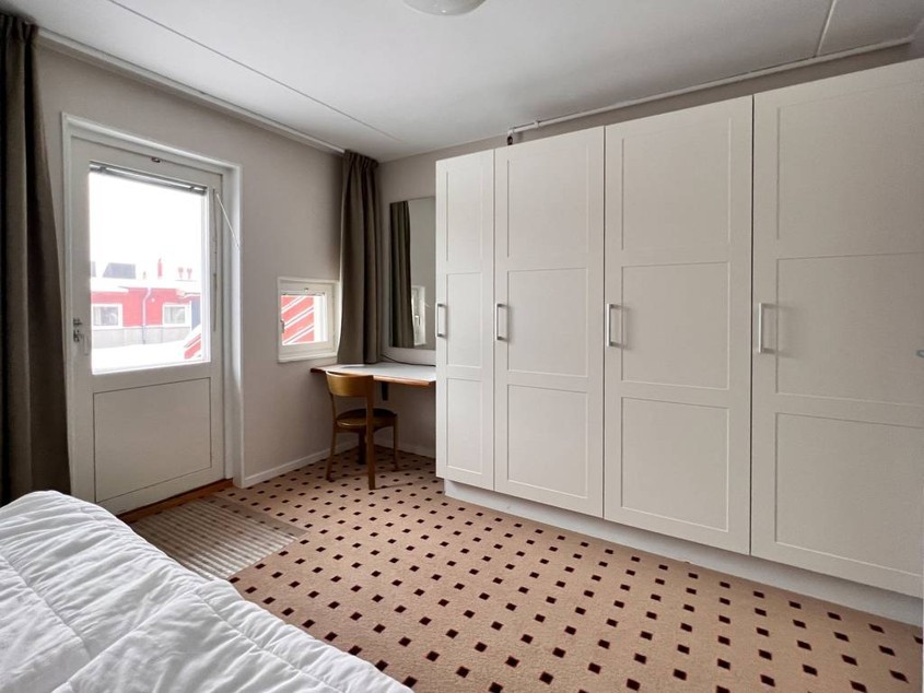 11. Sovrum Entrévåningen med generösa garderobsutrmmen