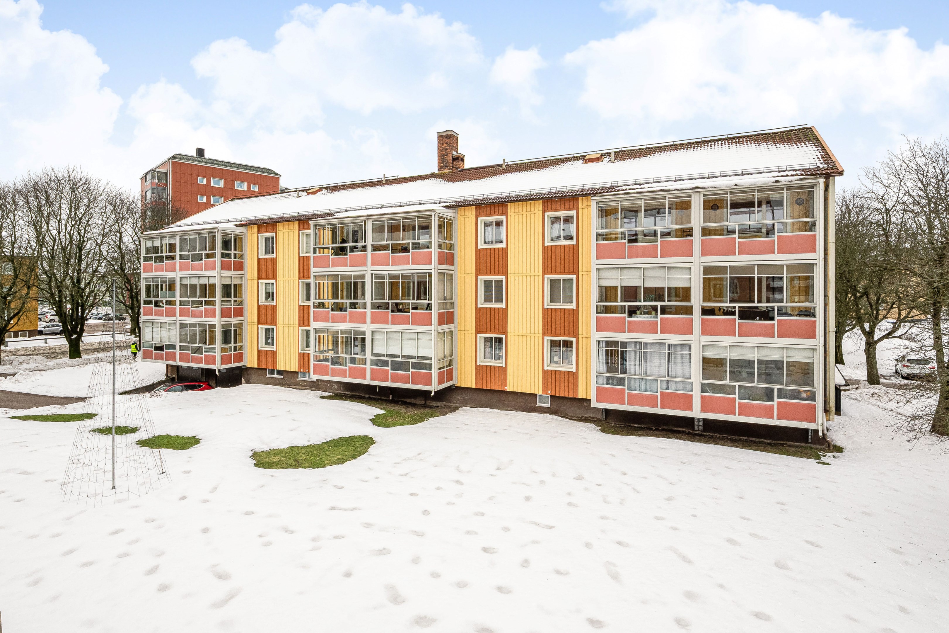 Baksida med inglasad balkong