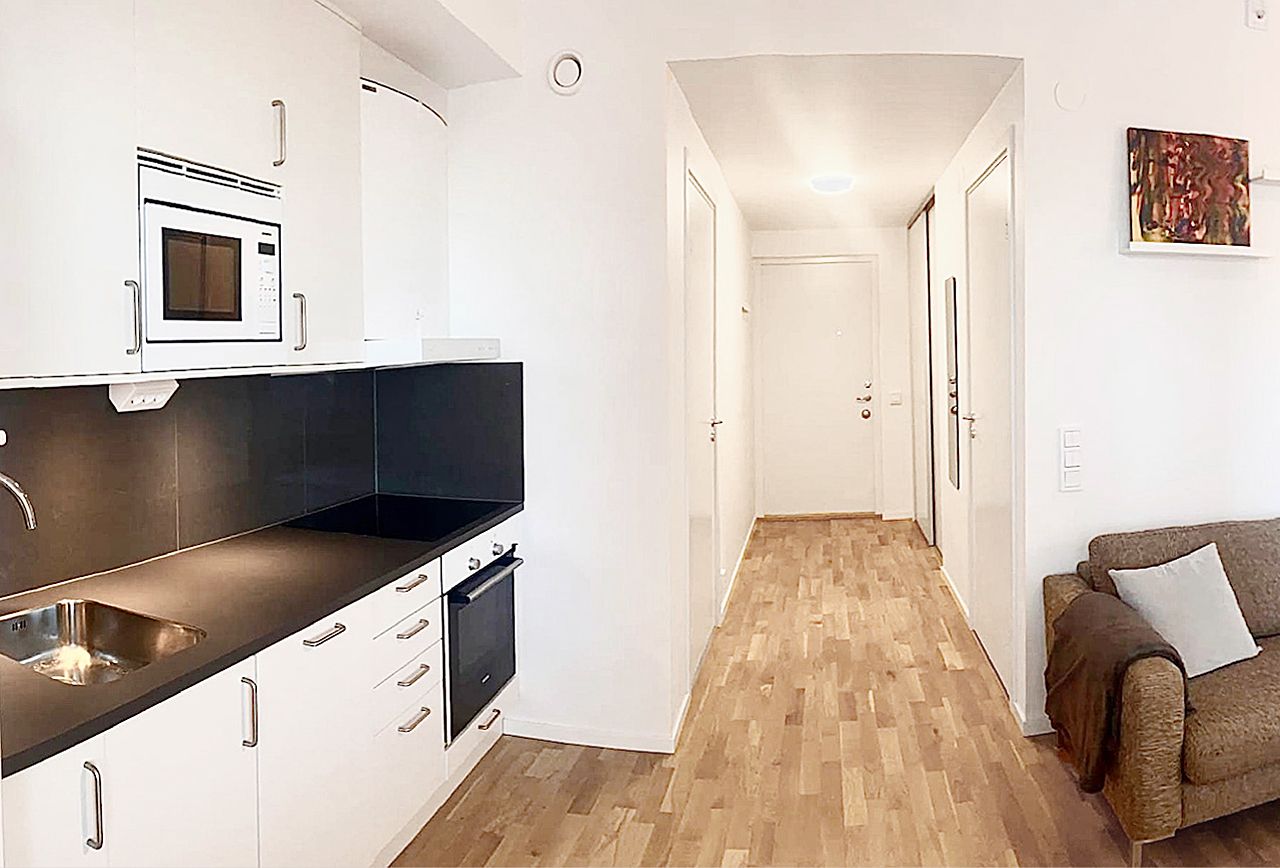 Kök som sammankopplas med allrum och hall