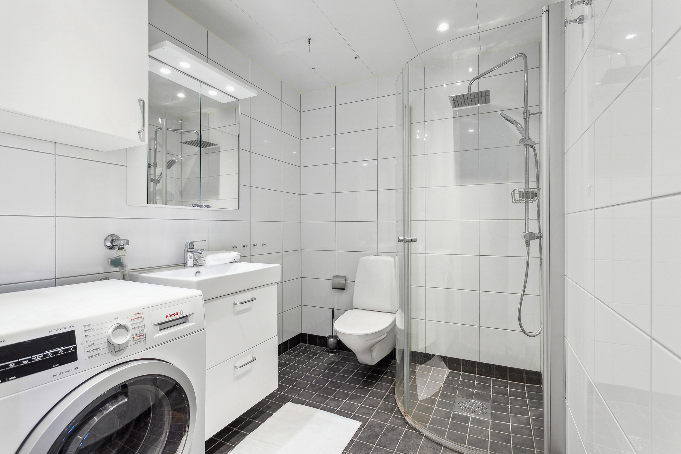 Helkaklat med golvvärme och tvättmaskin med inbyggd torktumlare