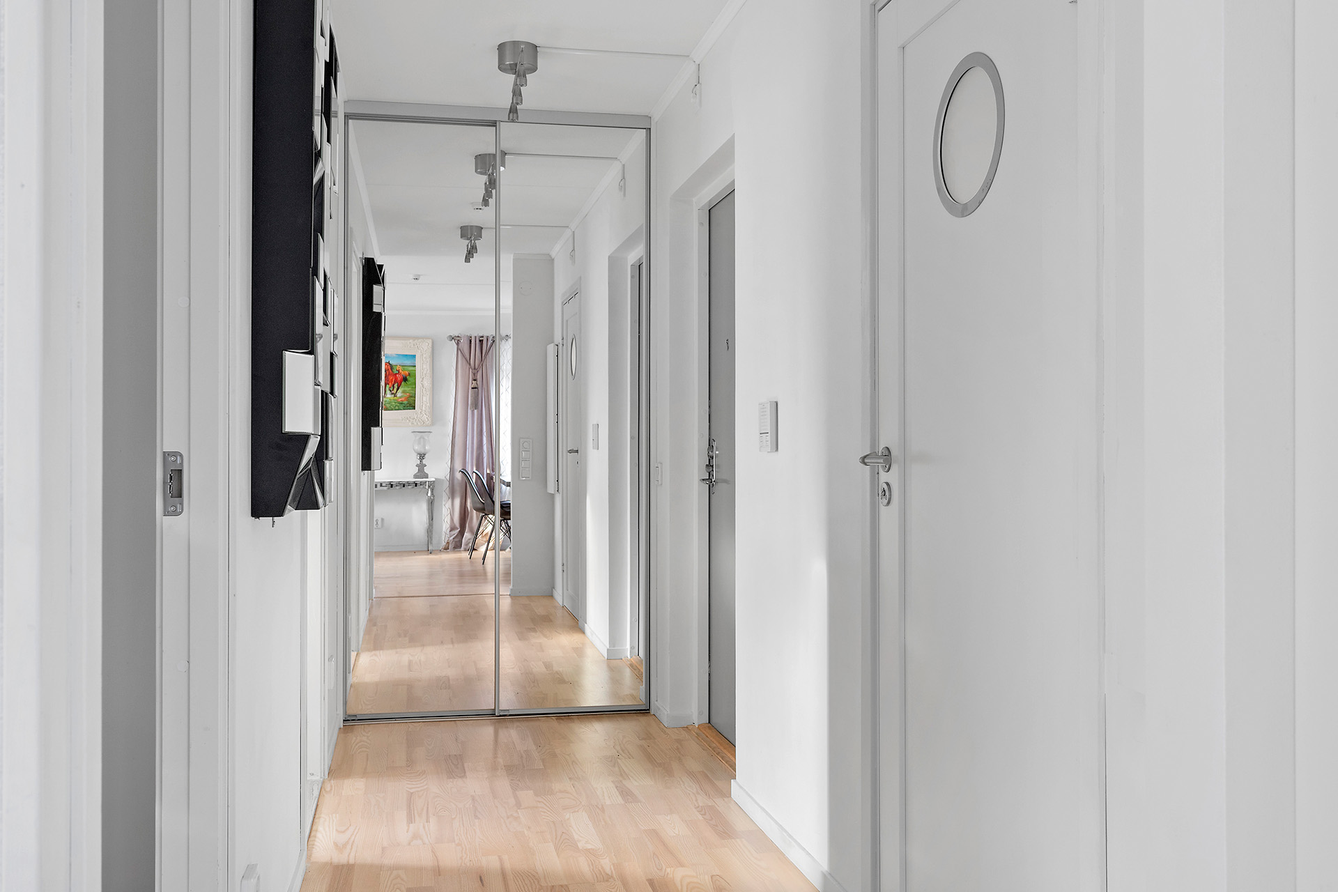 Hallen med skjutdörrsgarderob