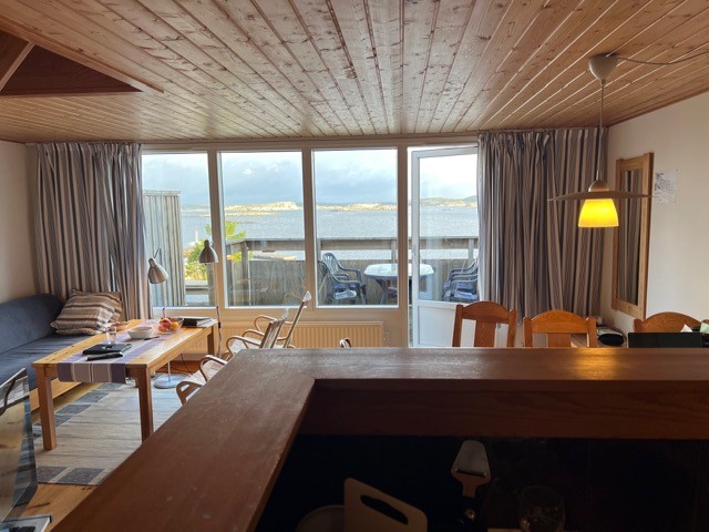 Alllrum, utgång till terass, badstrand, båtar.