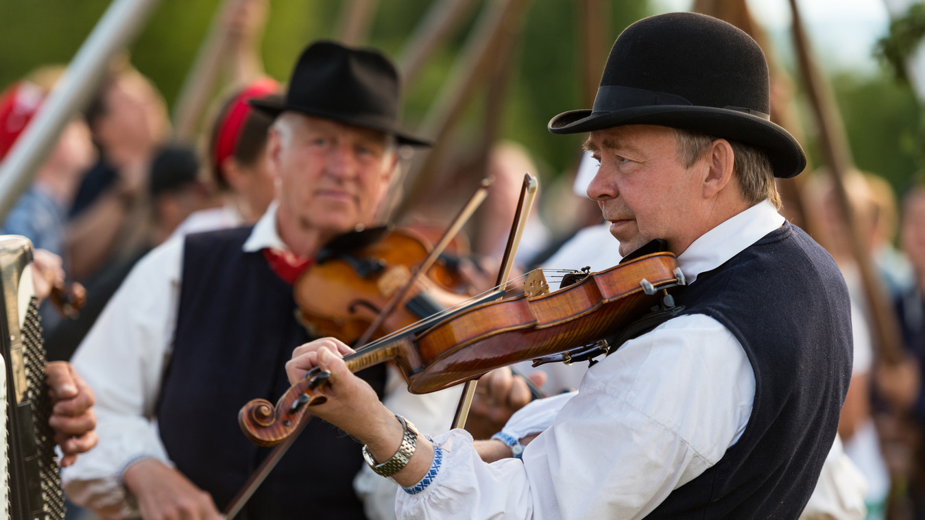 Spelmän i Sälen låter fiolens toner dansa över fjället – tradition och glädje i samklang