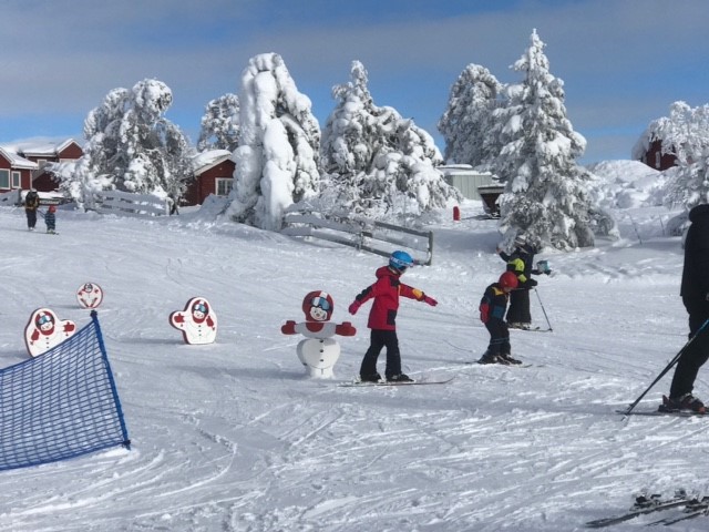På solsidan vid Högfjällshotellet i Sälen finns barnområdet med enkla backar och Knattesvängen